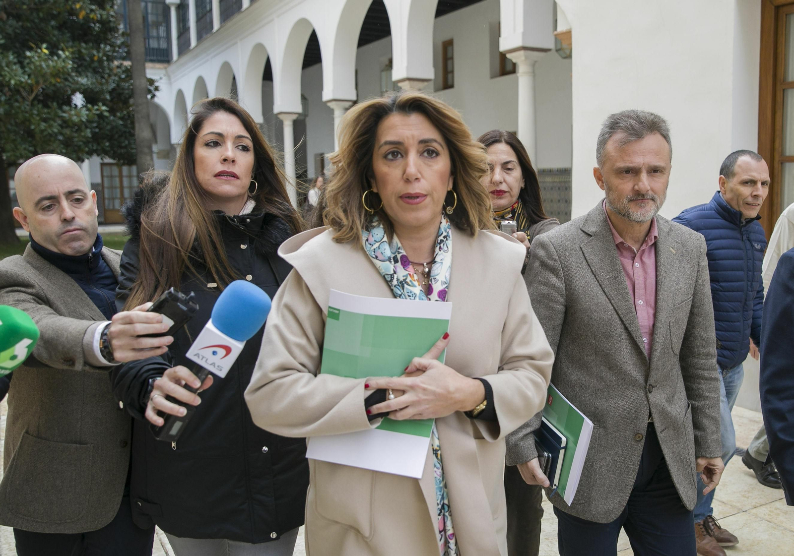 La secretaria general del PSOE-A, Susana Díaz, junto a su equipo en el Parlamento.