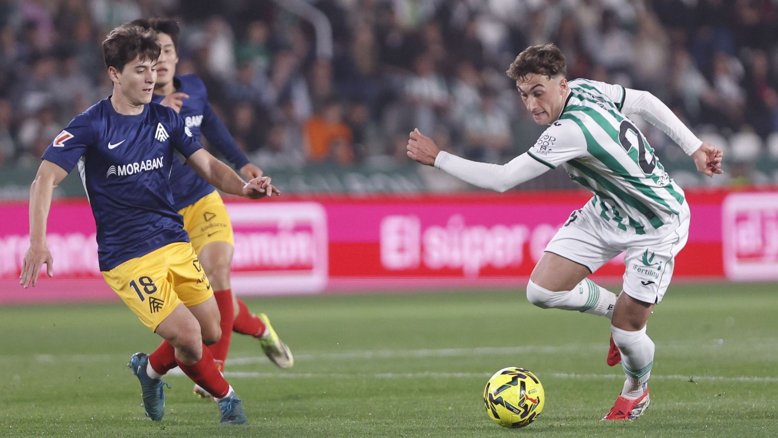 Mikel Goti controla el balón en el Córdoba CF-Andorra.