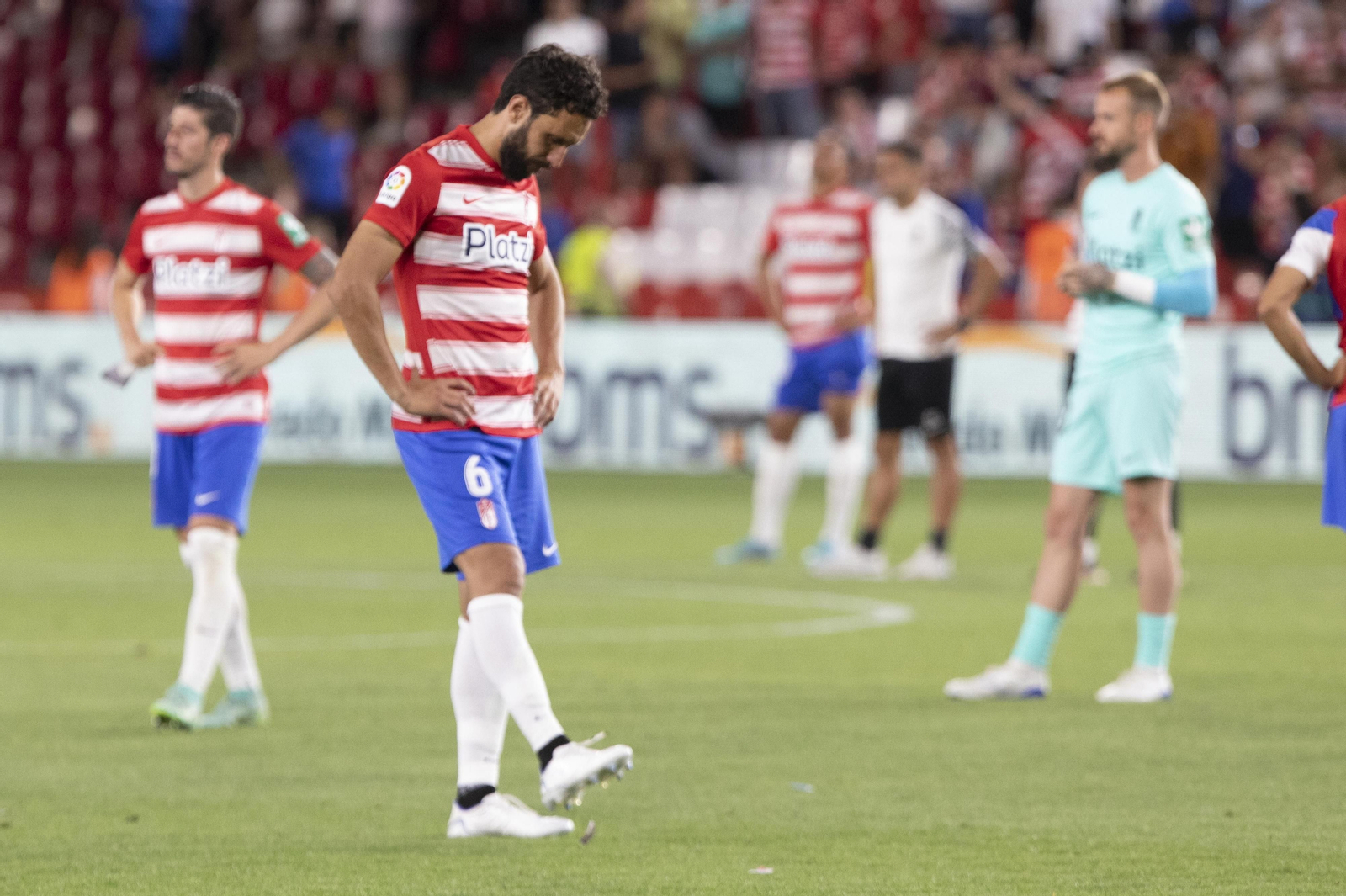 El desconsuelo tras el descenso del Granada CF, en imágenes