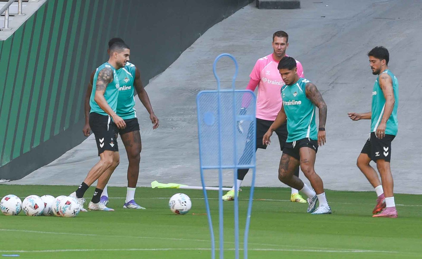 Imágenes del primer entrenamiento del Betis en el Estadio de la Cartuja
