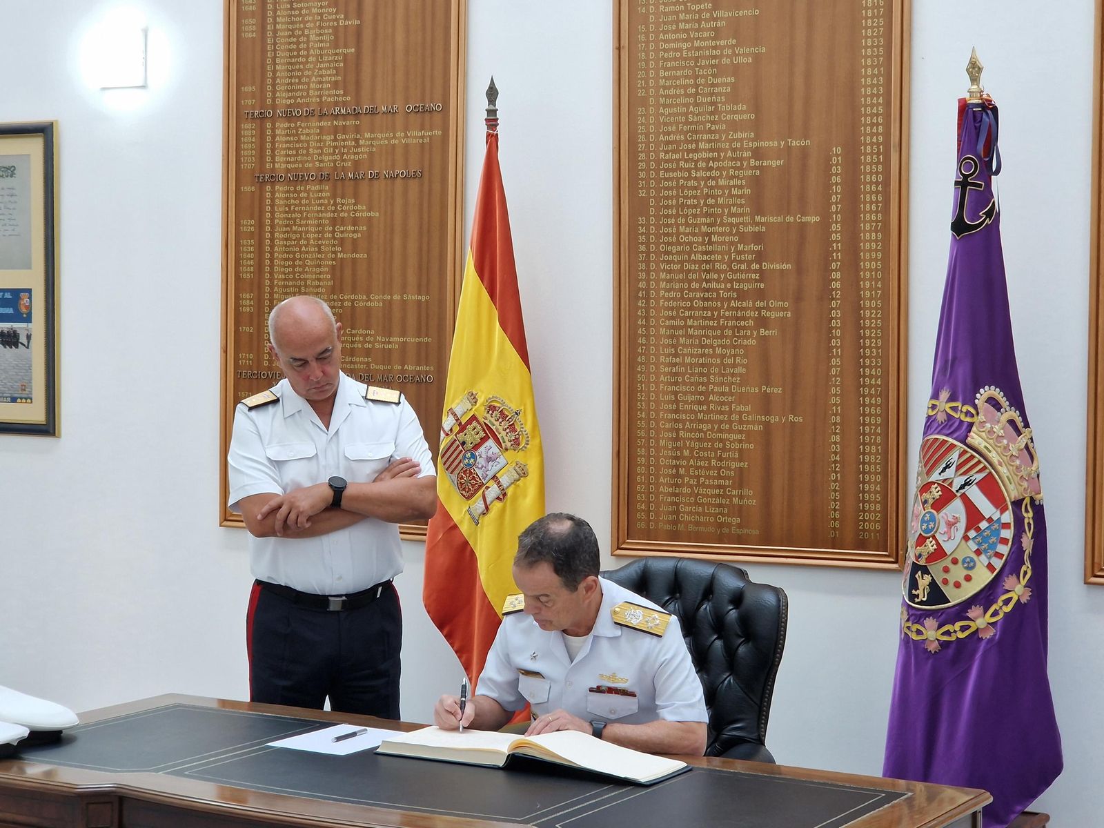 El almirante Carlos Chagas, firmando en el Libro de Honor de la Sala de Banderas.