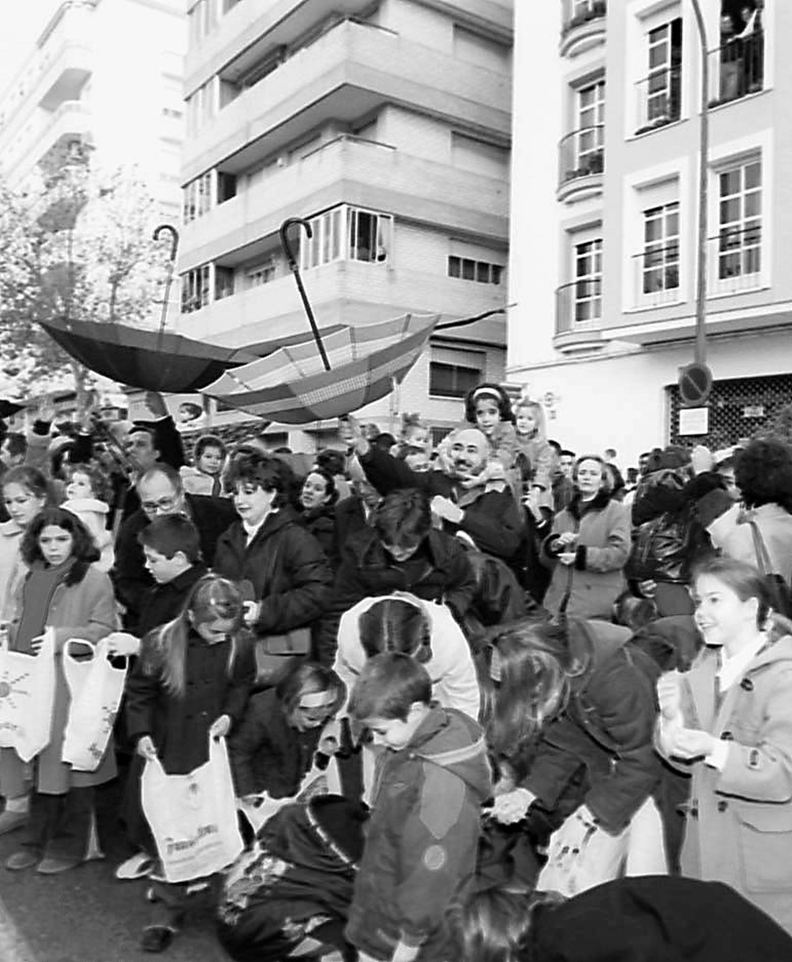 Paraguas al revés en la tarde del 5 de enero de 2003 para recoger caramelos, en la Cabalgata de Reyes de San Fernando