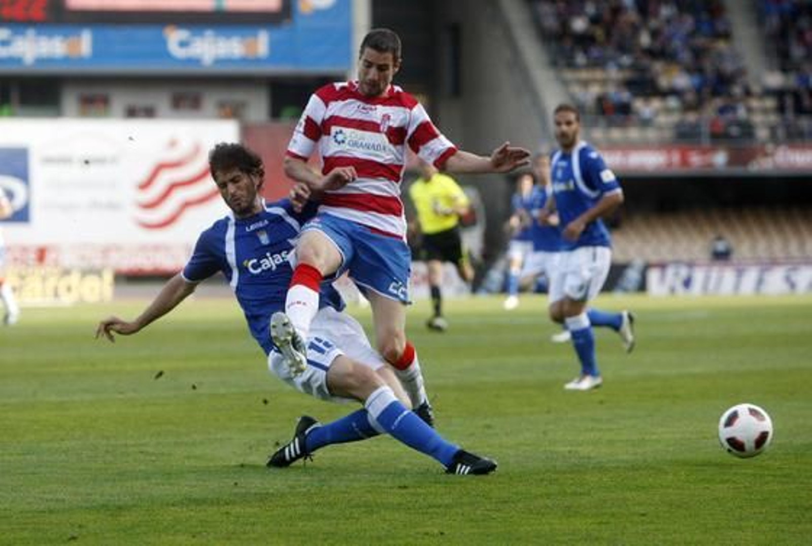 Azulinos y rojiblancos disputaron un encuentro muy igualado que, a dos minutos del final, se tradujo en un justo empate.  

Foto: Juan Carlos Toro