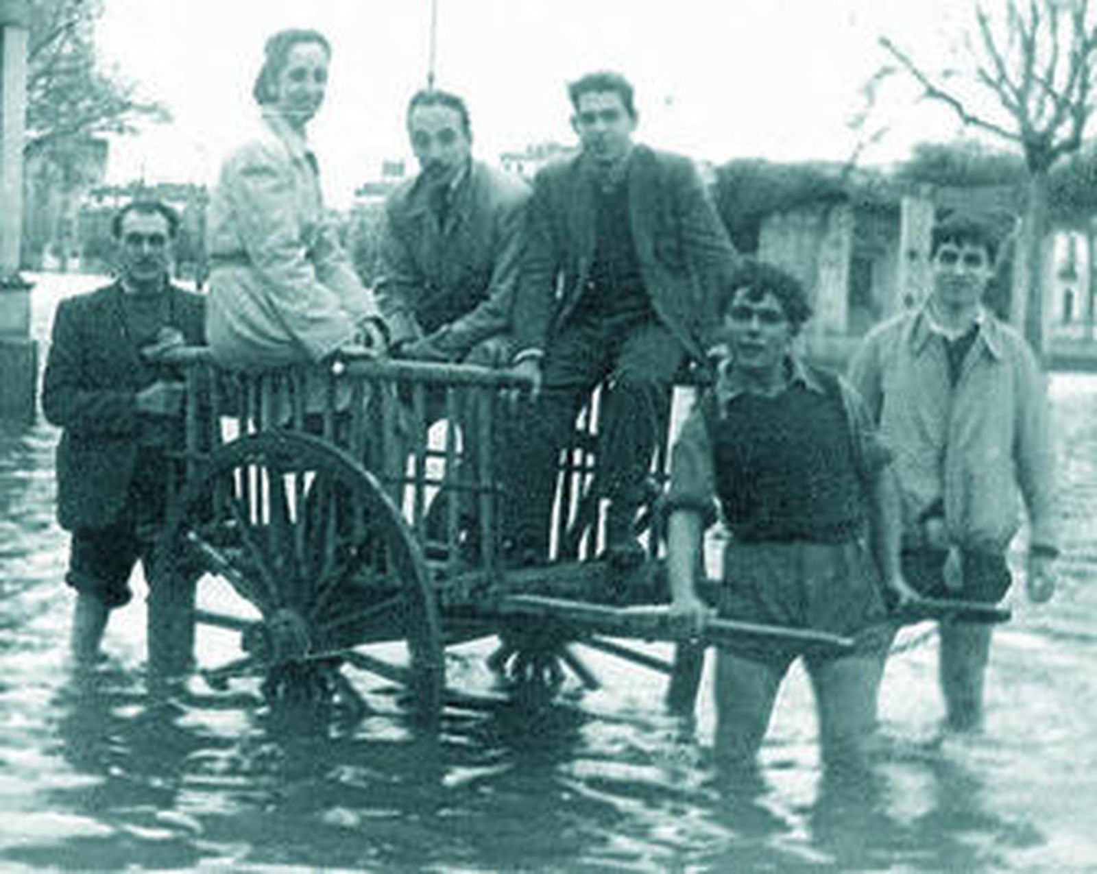 En el centro, un jovencísimo Valentín Álvarez Vigil (1951).