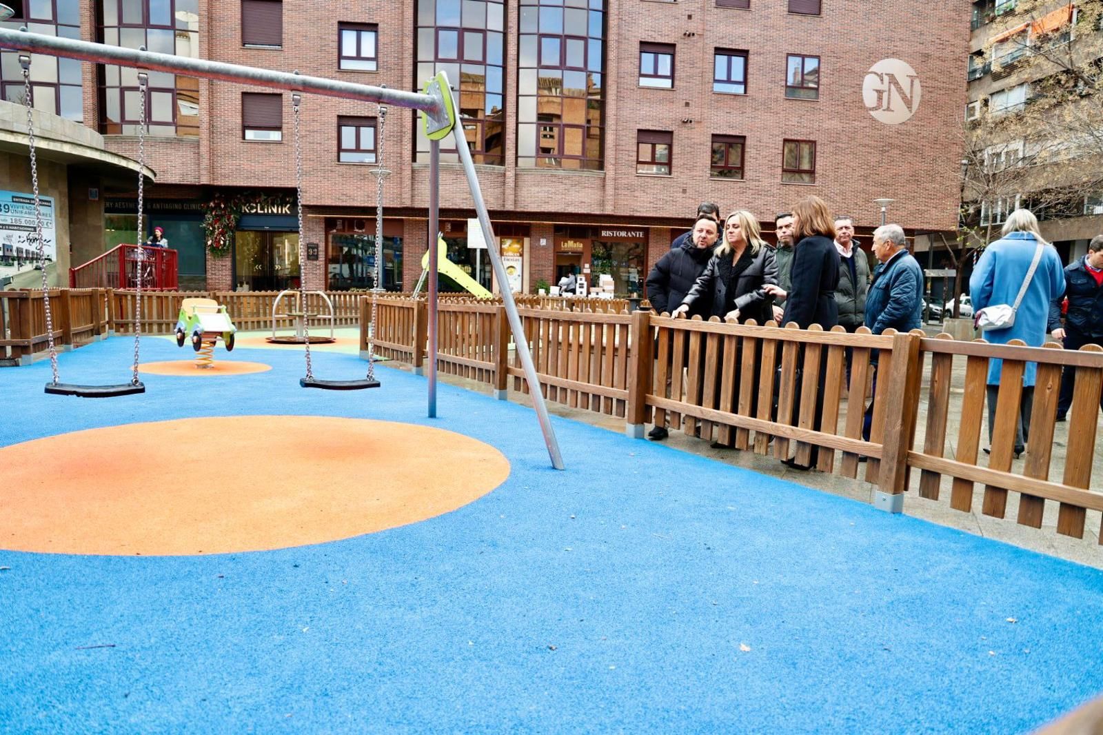La alcaldesa de Granada, Marifrán Carazo, visita el área de juego infantil de la calle Mercedes Domenech
