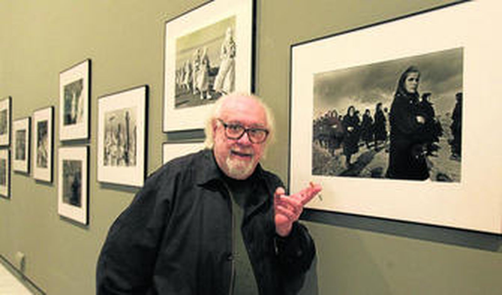 Rafael Sanz Lobato, ante su serie de Bercianos de Aliste, fumando un cigarrillo de tabaco de pipa "por orden de mi odontólogo".