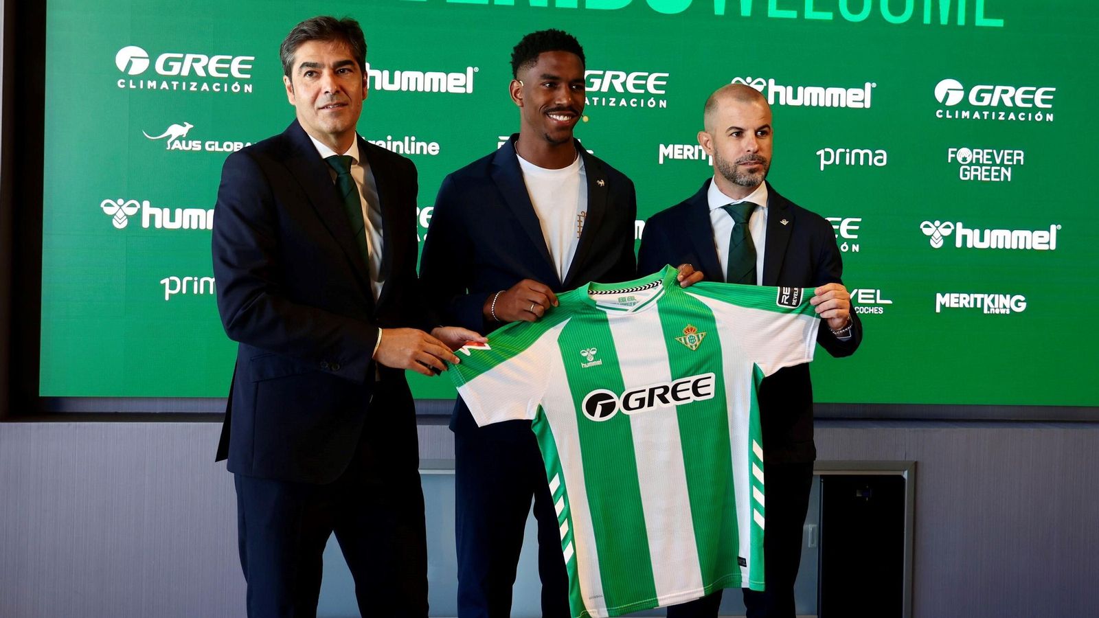 Ángel Haro y Manu Fajardo, junto a Junior Firpo.