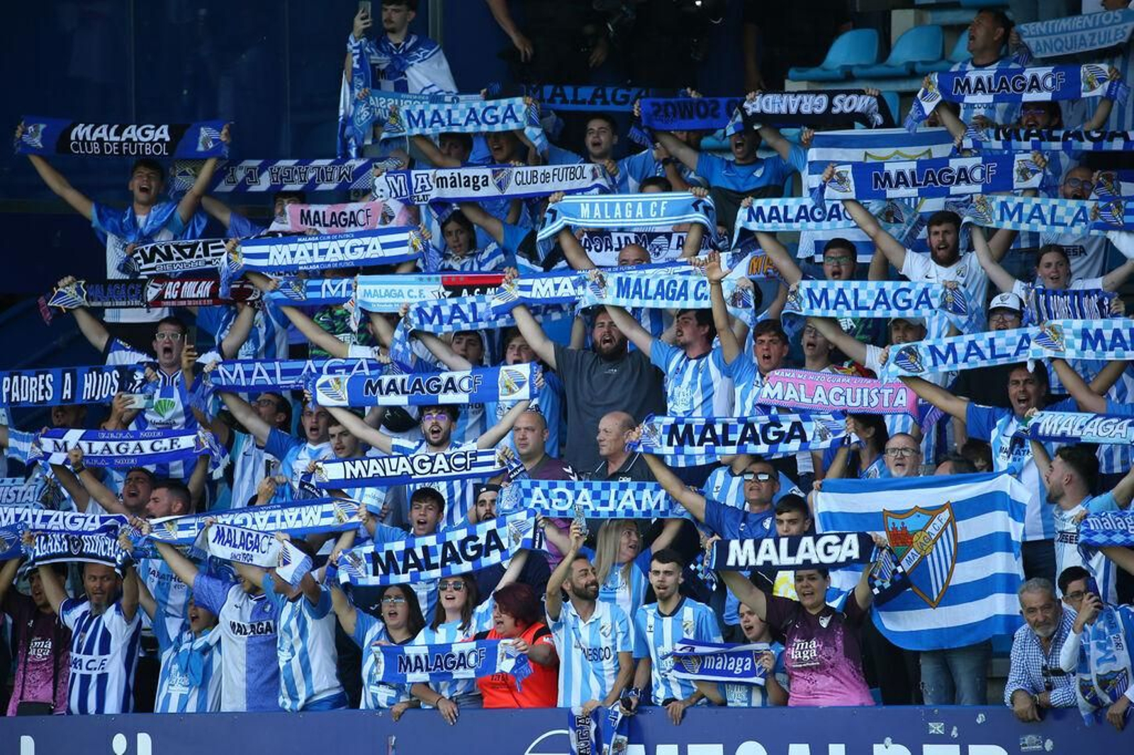 Aficionados del Málaga en las gradas de El Toralín.