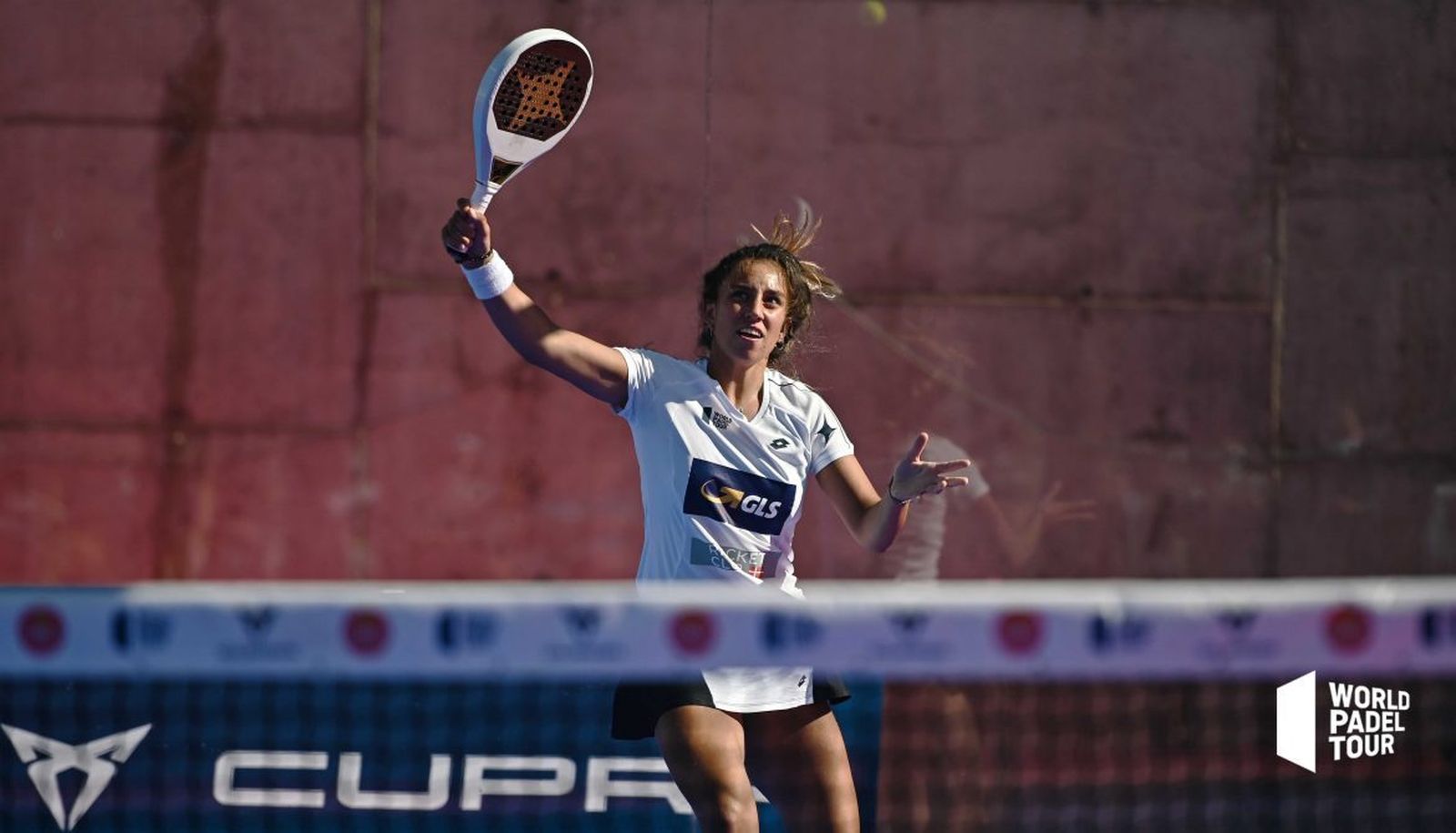 Bea González tira un globo en un instante de su partido.