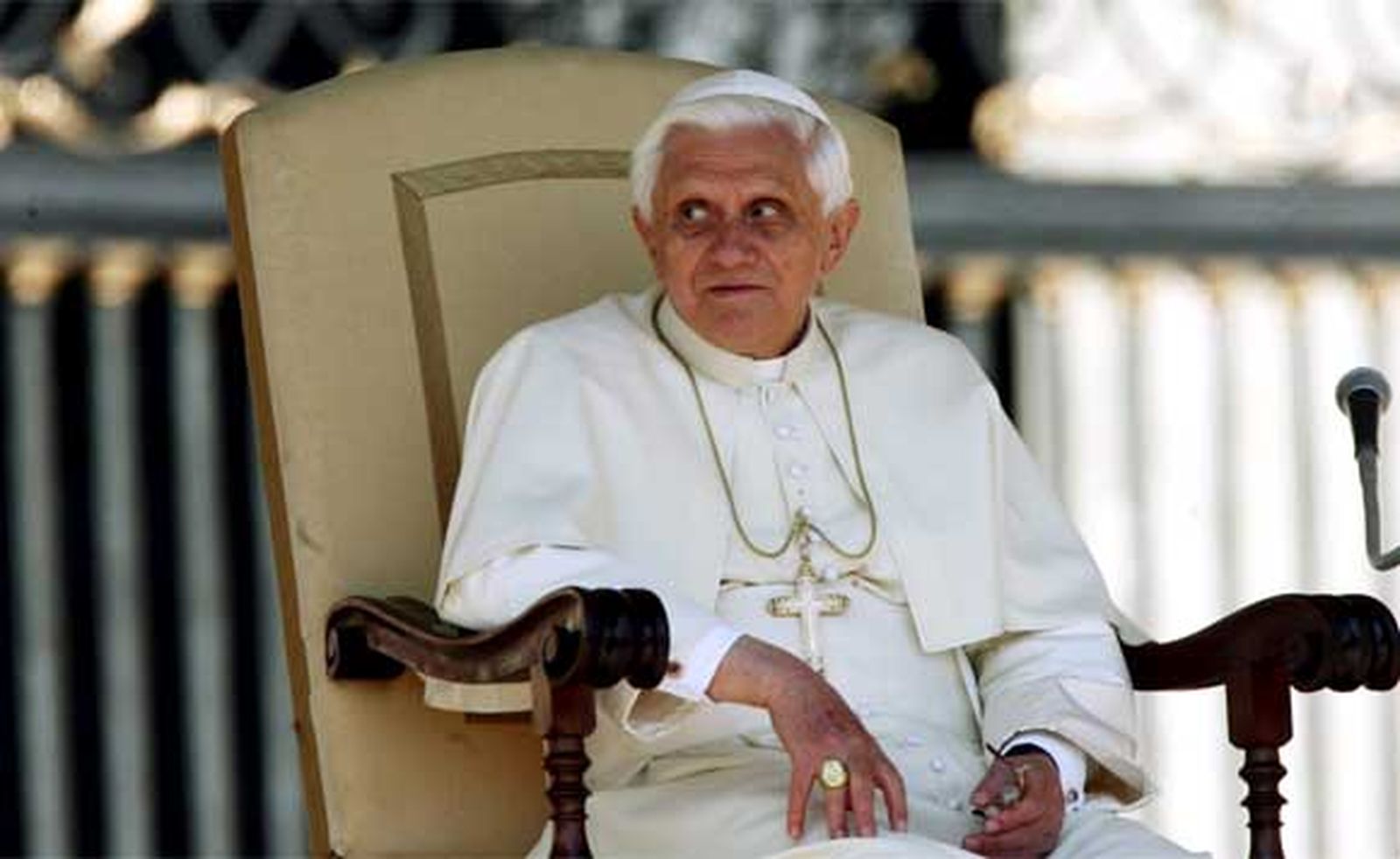 El Papa renuncia por "falta de fuerzas"