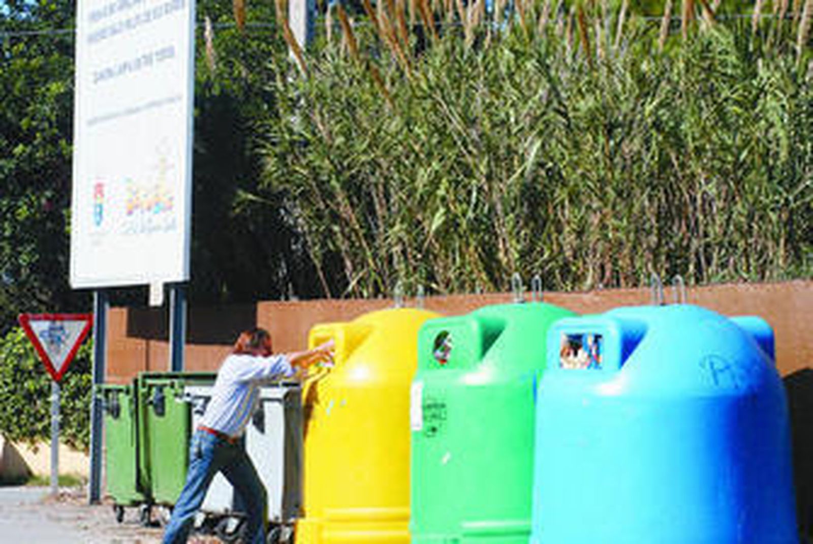 Los contenedores de reciclaje de Zahora se encuentran al máximo de su capacidad.