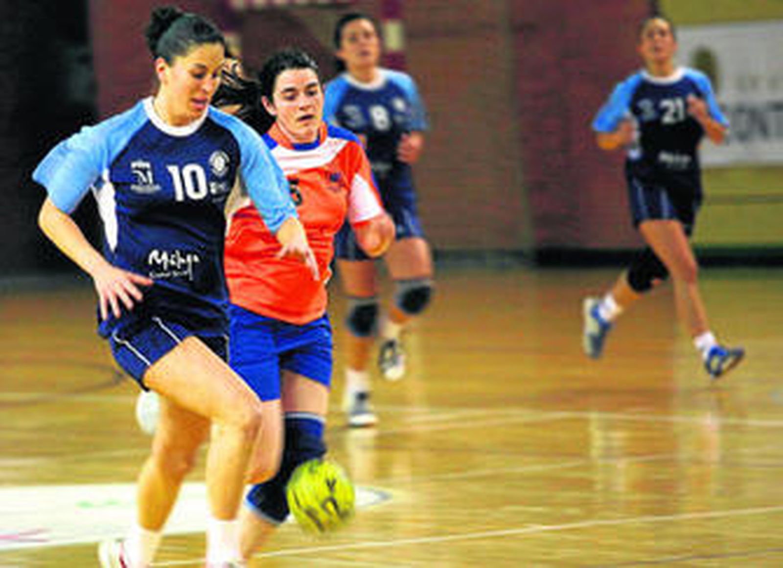 María José, del Costa del Sol, bota el balón ante una jugadora del Leganés durante un partido en 2009.