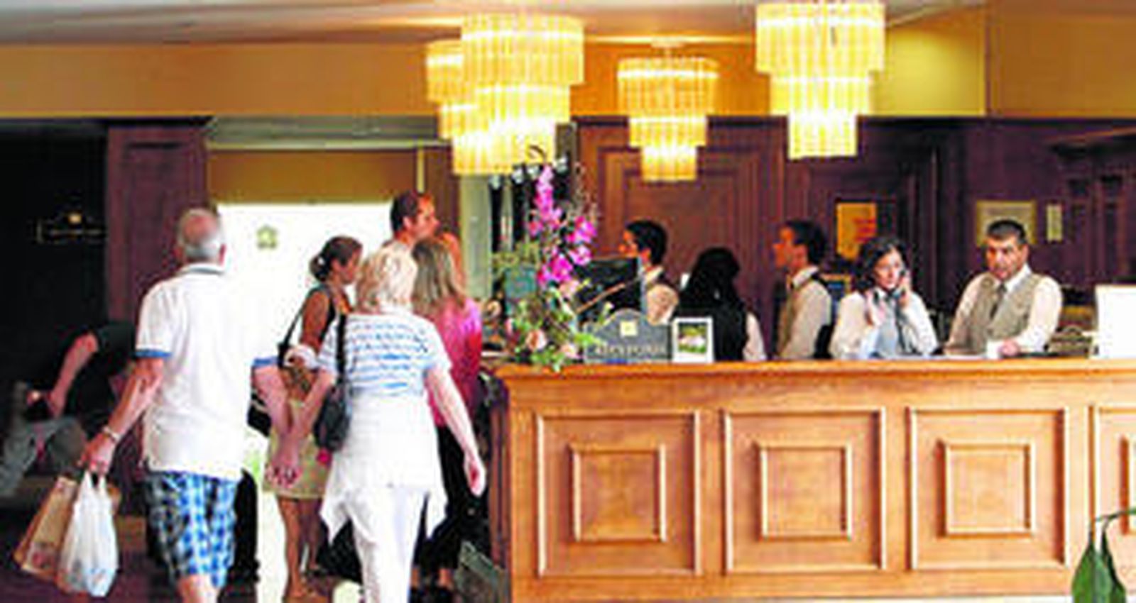 Turistas llegan a un hotel de Cádiz.