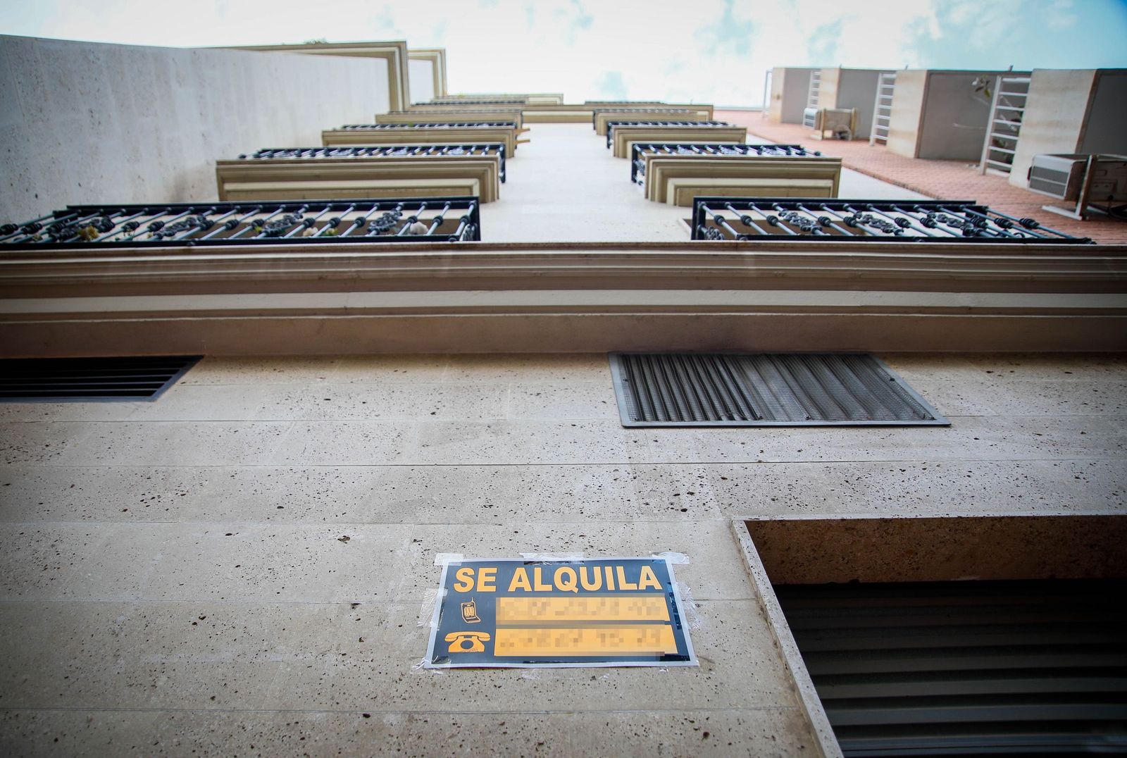 Anuncio de una vivienda en alquiler en un bloque de pisos