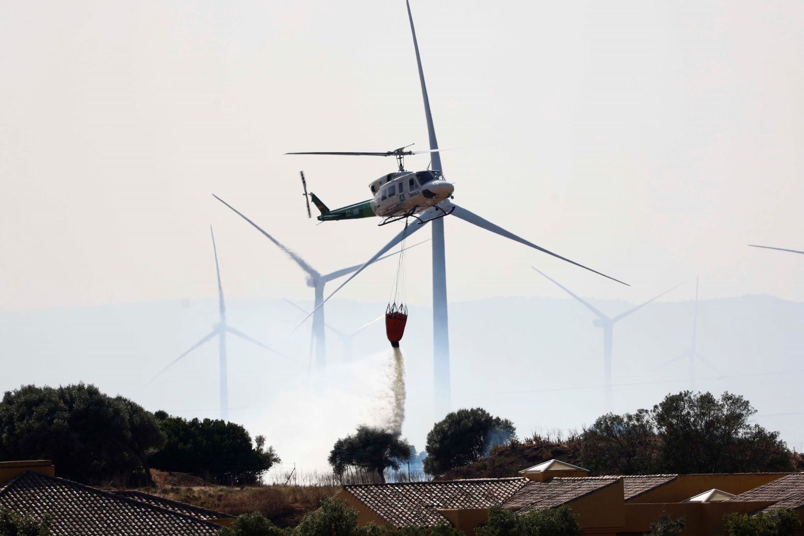 Incendio forestal en Facinas. El fuego obliga al desalojo preventivo de un geriátrico del municipio.