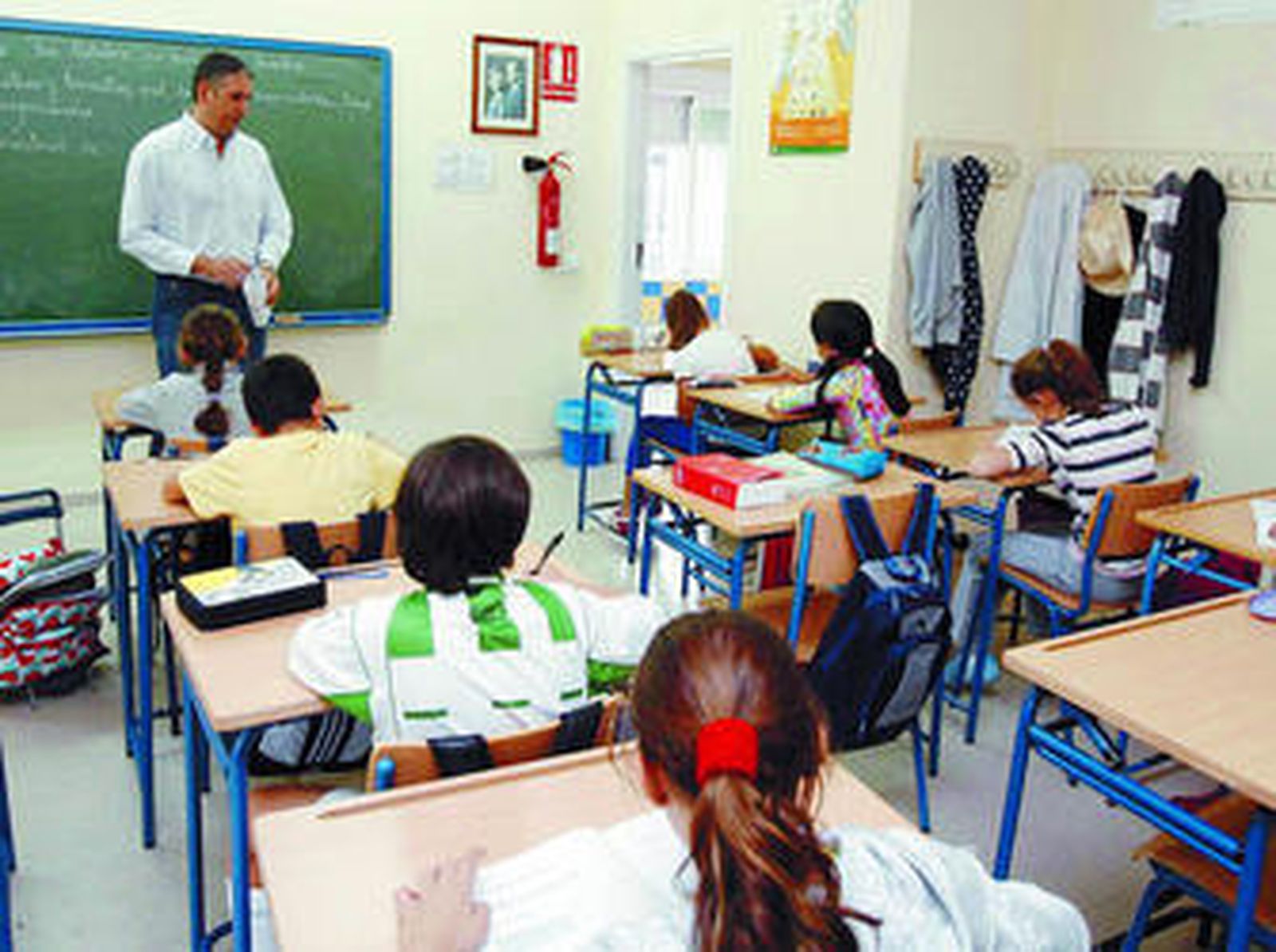 Un profesor imparte clases en un centro de Primaria de Córdoba capital.