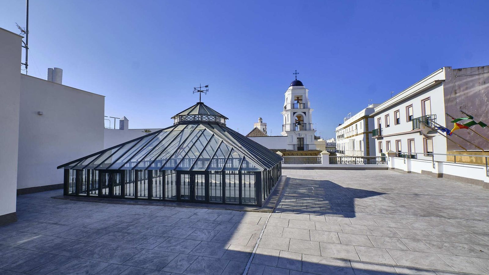 En la azotea, aún sin terminar, se contempla incluso una zona destinada a  cine al aire libre.