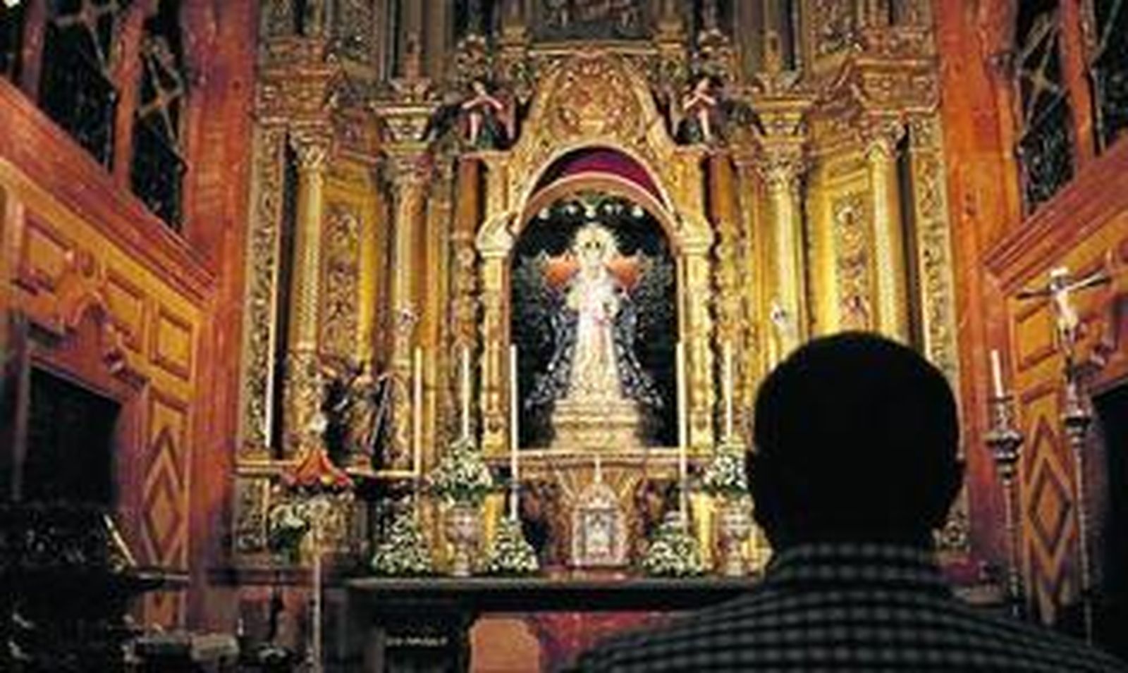La Virgen de la Esperanza, ayer, bajo la hornacina diseñada por Juan Pérez Calvo.