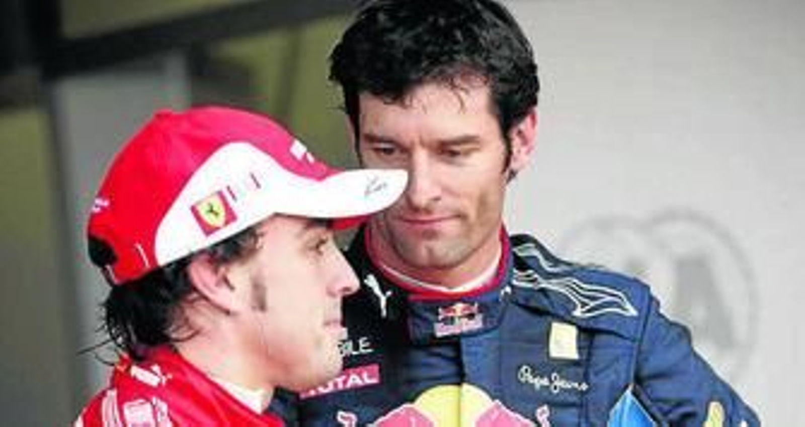Fernando Alonso charla con Mark Webber en Silverstone.