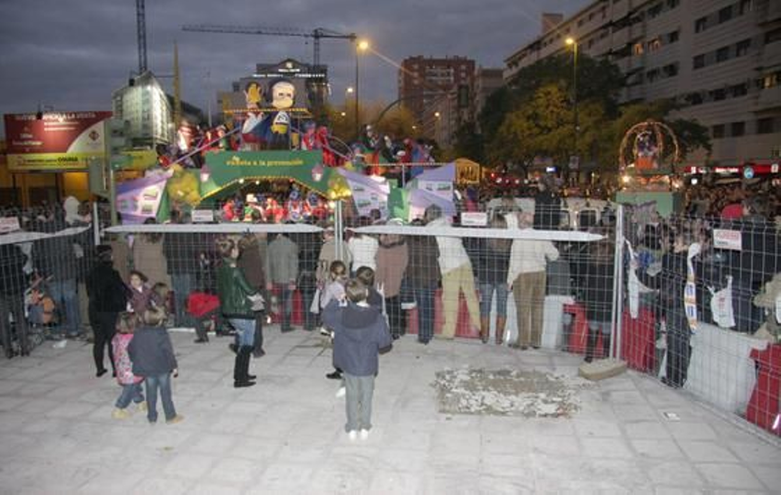 Tras las vallas algunos niños observan las carrozas que pasan.

Foto: Belén Vargas