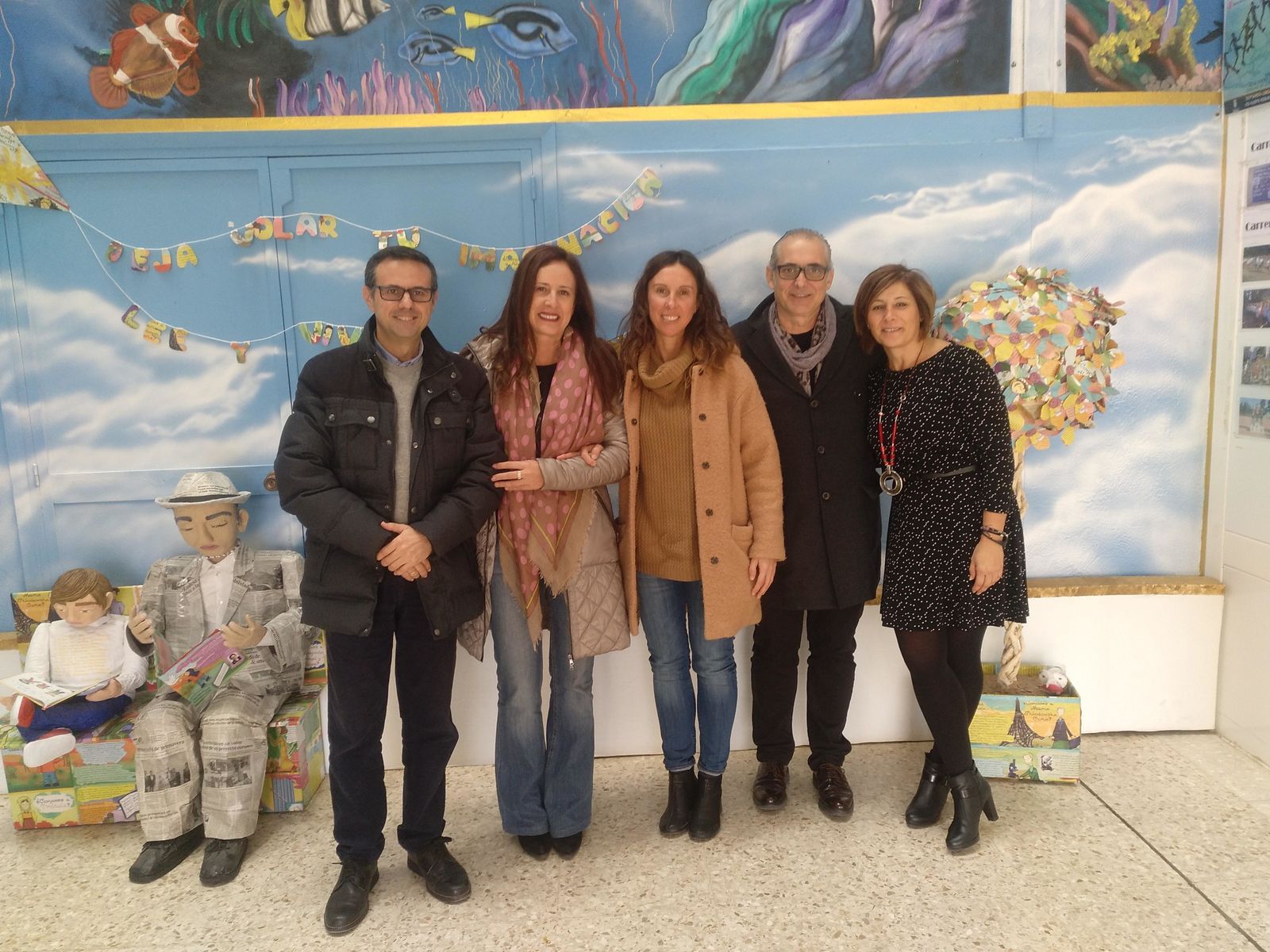 Remedios Palma con el equipo directivo del centro educativo.