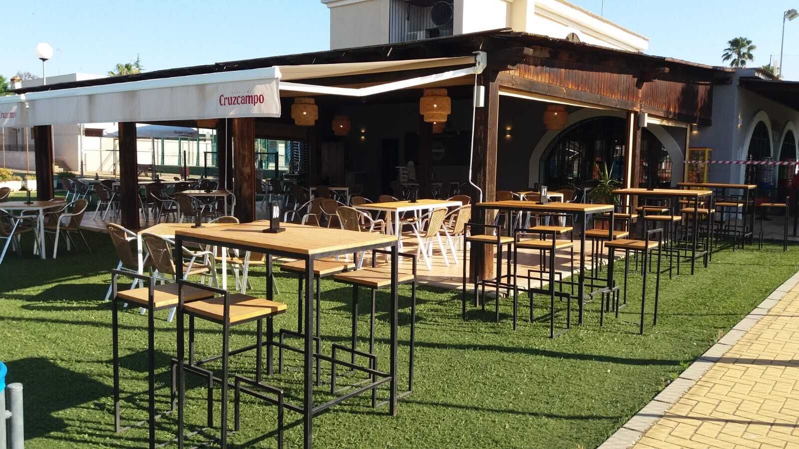 La terraza del bar del Club Bernier