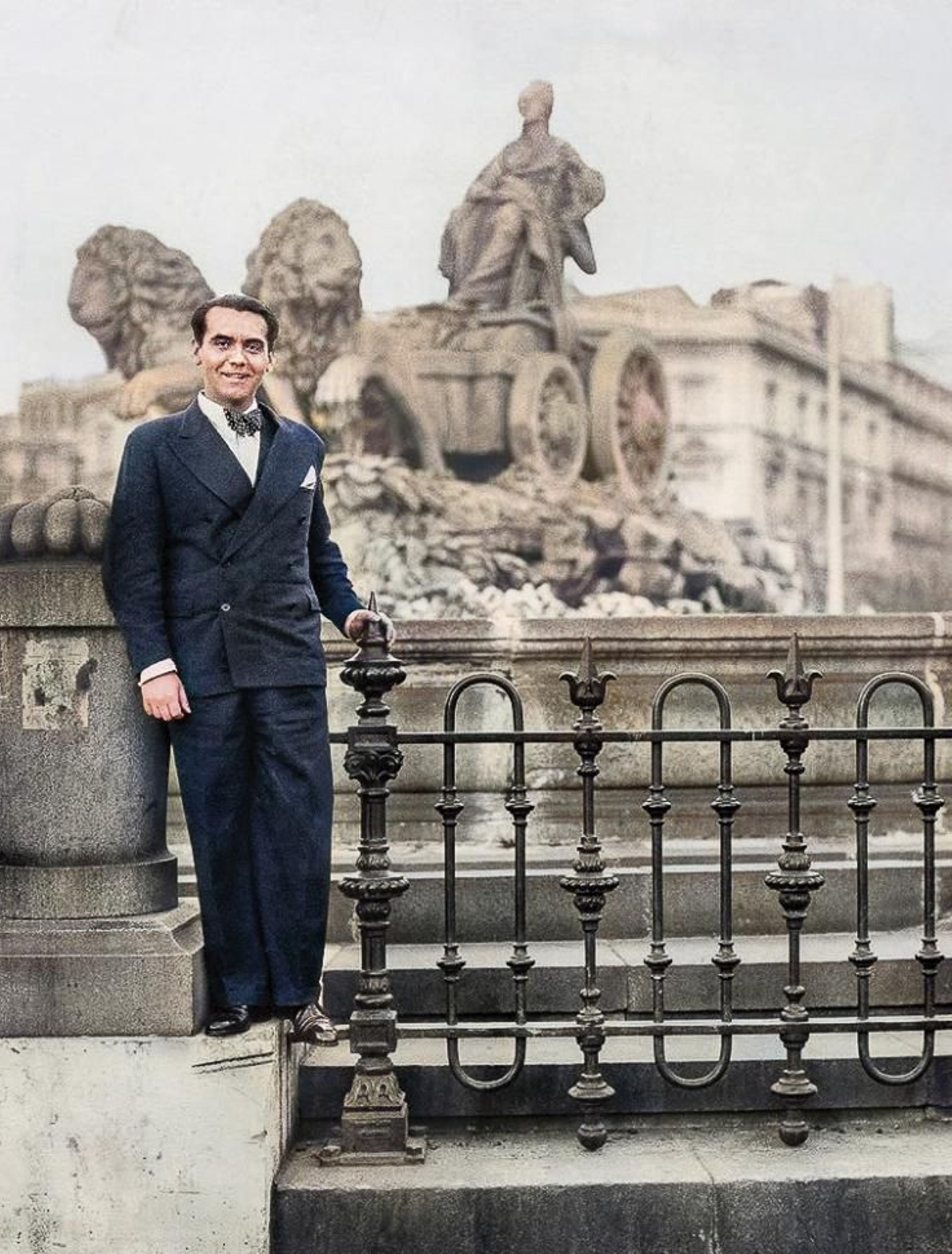 El poeta posando junto a la Cibeles, en Madrid