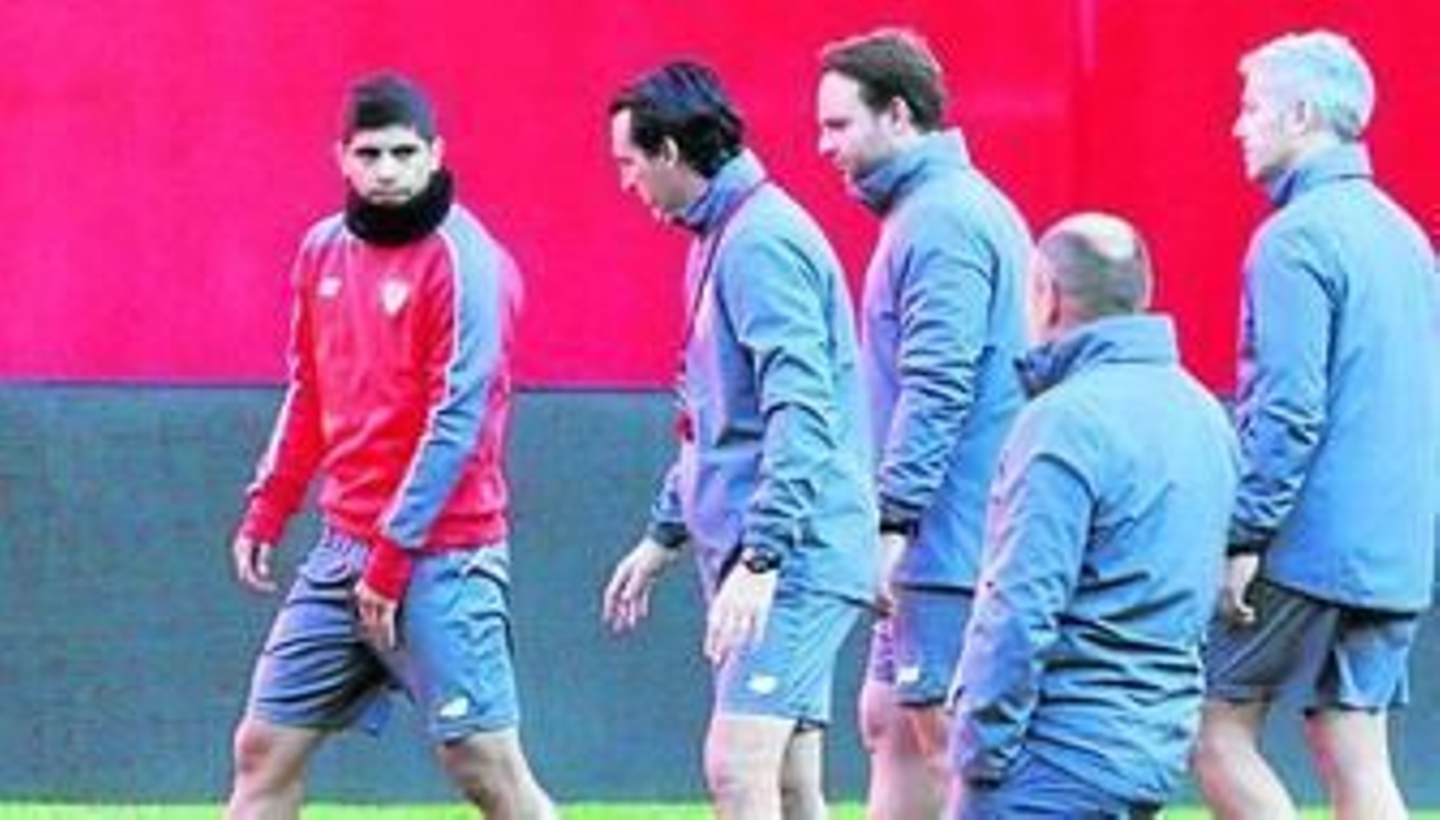 Unai Emery, junto a varios miembros del cuerpo técnico, pendiente de Banega durante un entrenamiento.