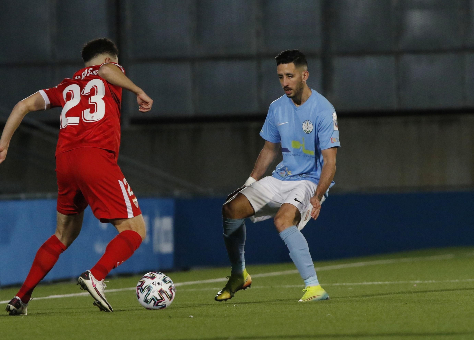 Idrissi encara a su par para salir por el perfil diestro ante el Ciudad de Lucena.