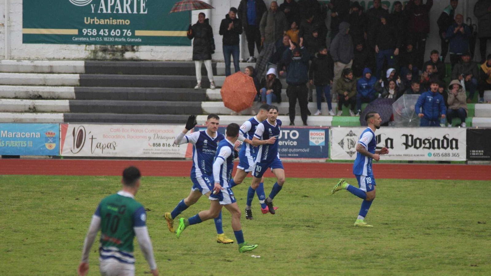 Los granadinos celebran el gol del empate de Dani Muñoz.