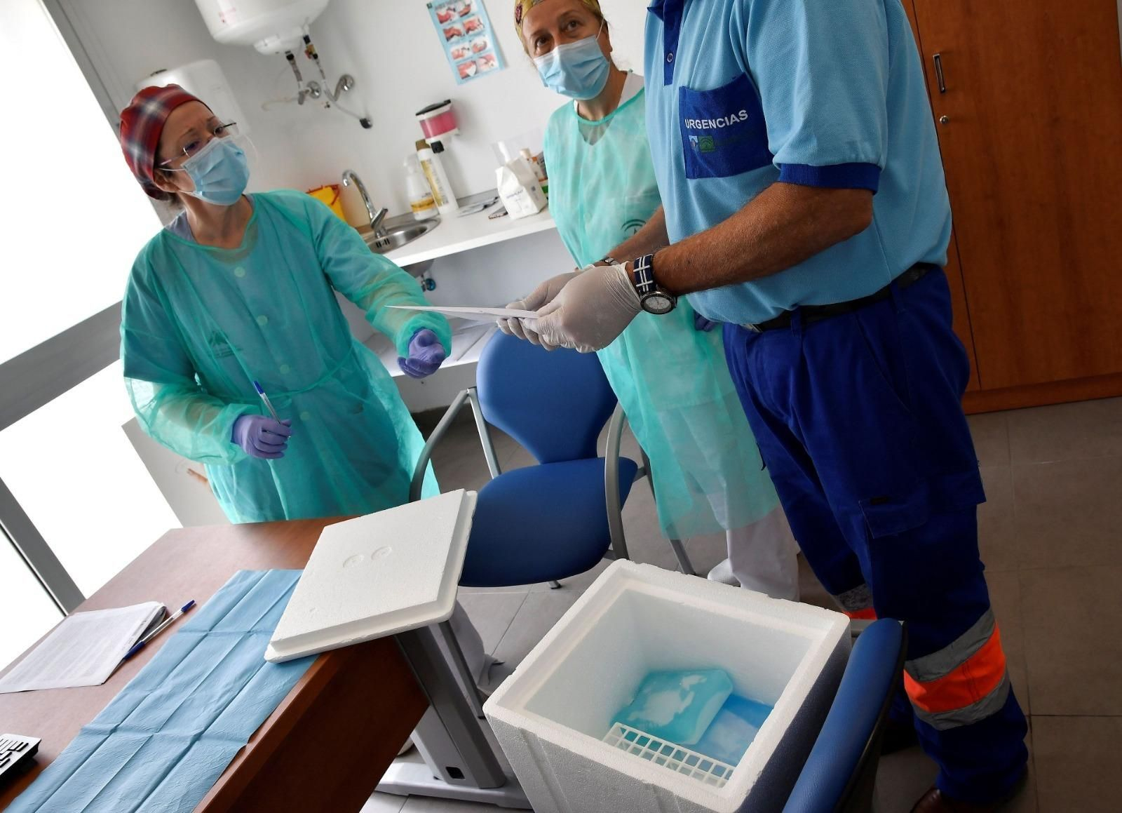 Realización de test en los hospitales.