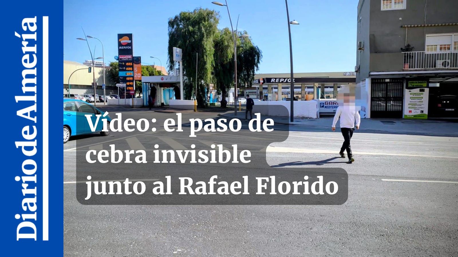 Peatones cruzan la Avenida del Mediterráneo junto al Pabellón Rafael Florido en un tramo sin paso señalizado tras la demolición del antiguo puente dentro de las obras del soterramiento.