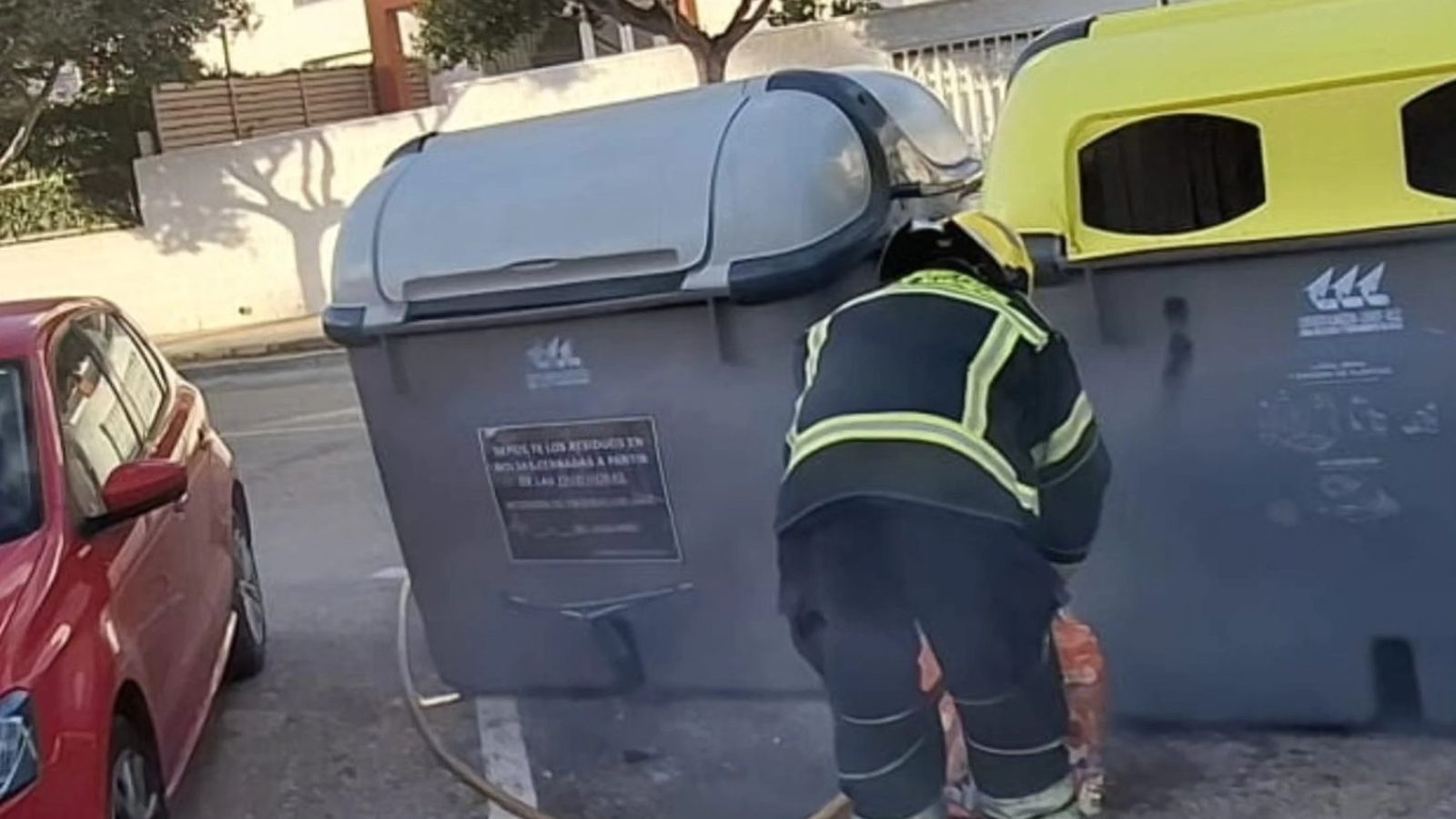 Los Bomberos del Levante apagan unas brasas en la avenida Alhambra de Vera.