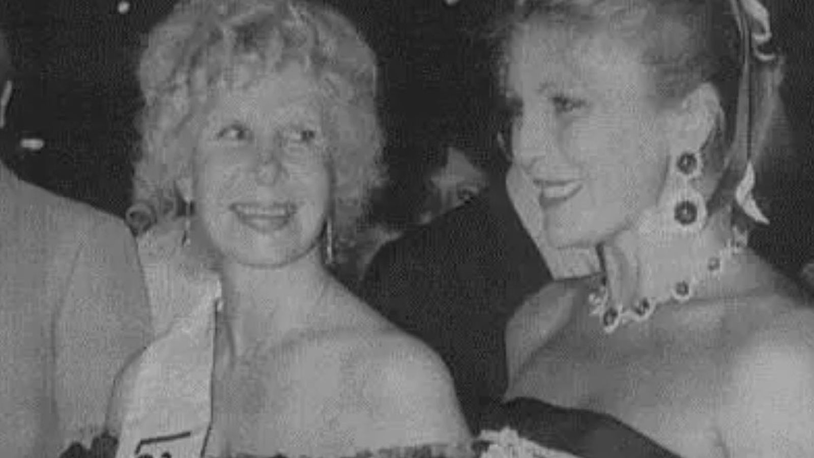 Tita Cervera entregando la banda de Lady España a la Duquesa de Alba.