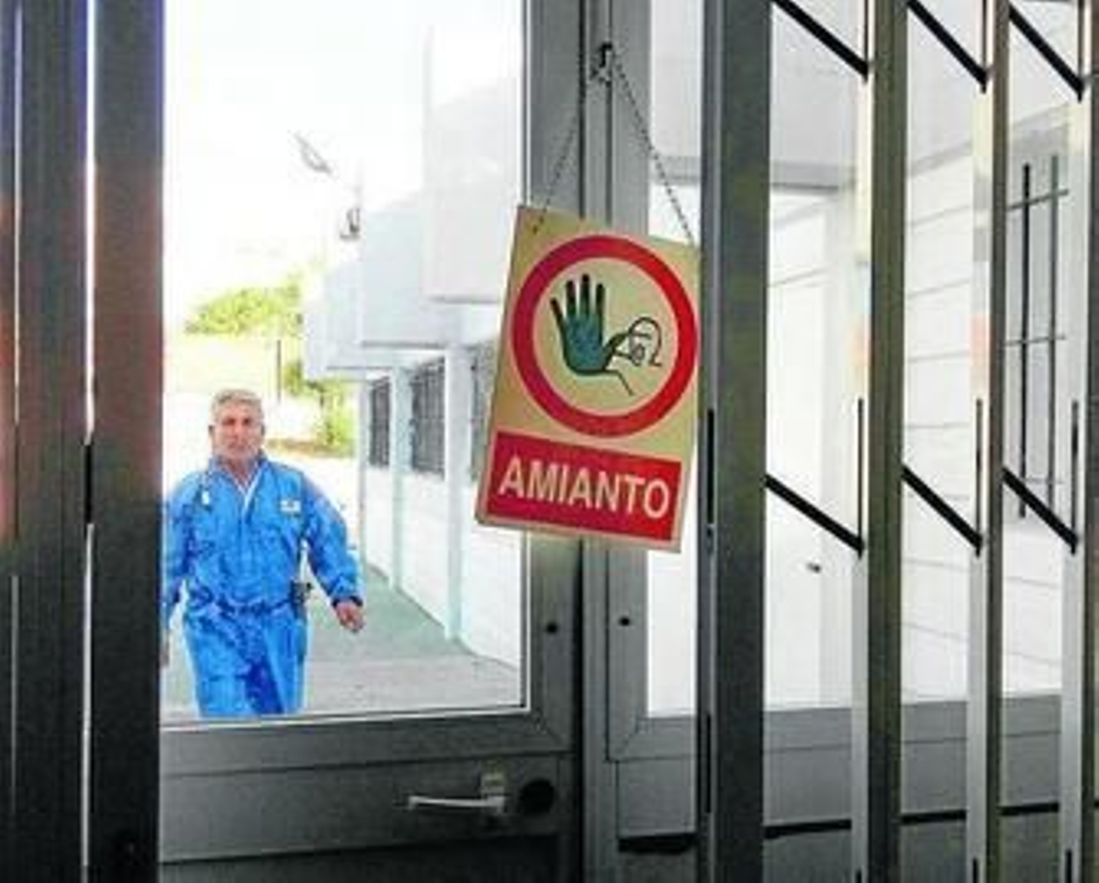 Cartel que advierte de la presencia de amianto en el CEIP Raimundo Rivero.