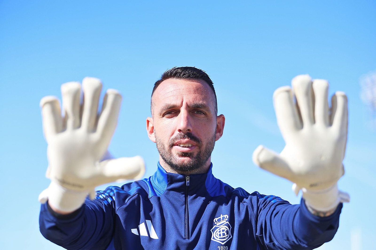 Rubén Gálvez atiende a Huelva Información en la Ciudad Deportiva 'Francisco Mendoza'.