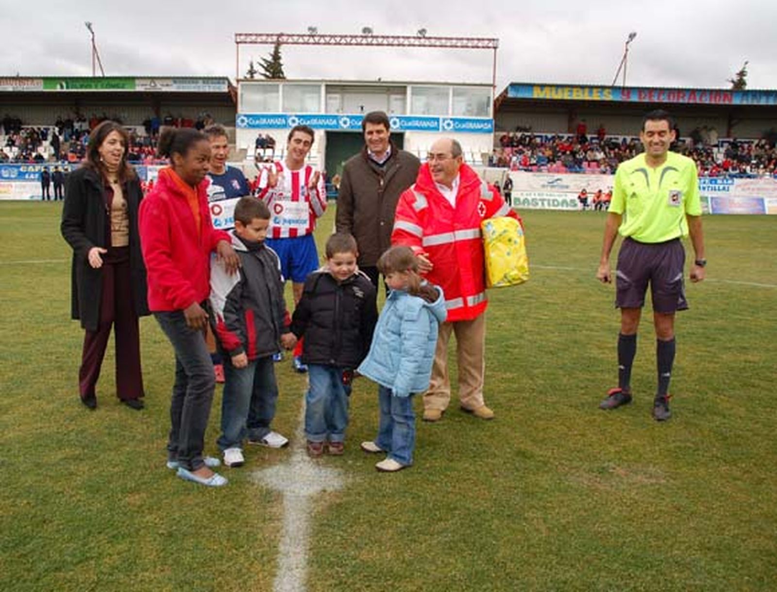 Toreros y veteranos futbolistas reúnen 1.200 juguetes en Baza
