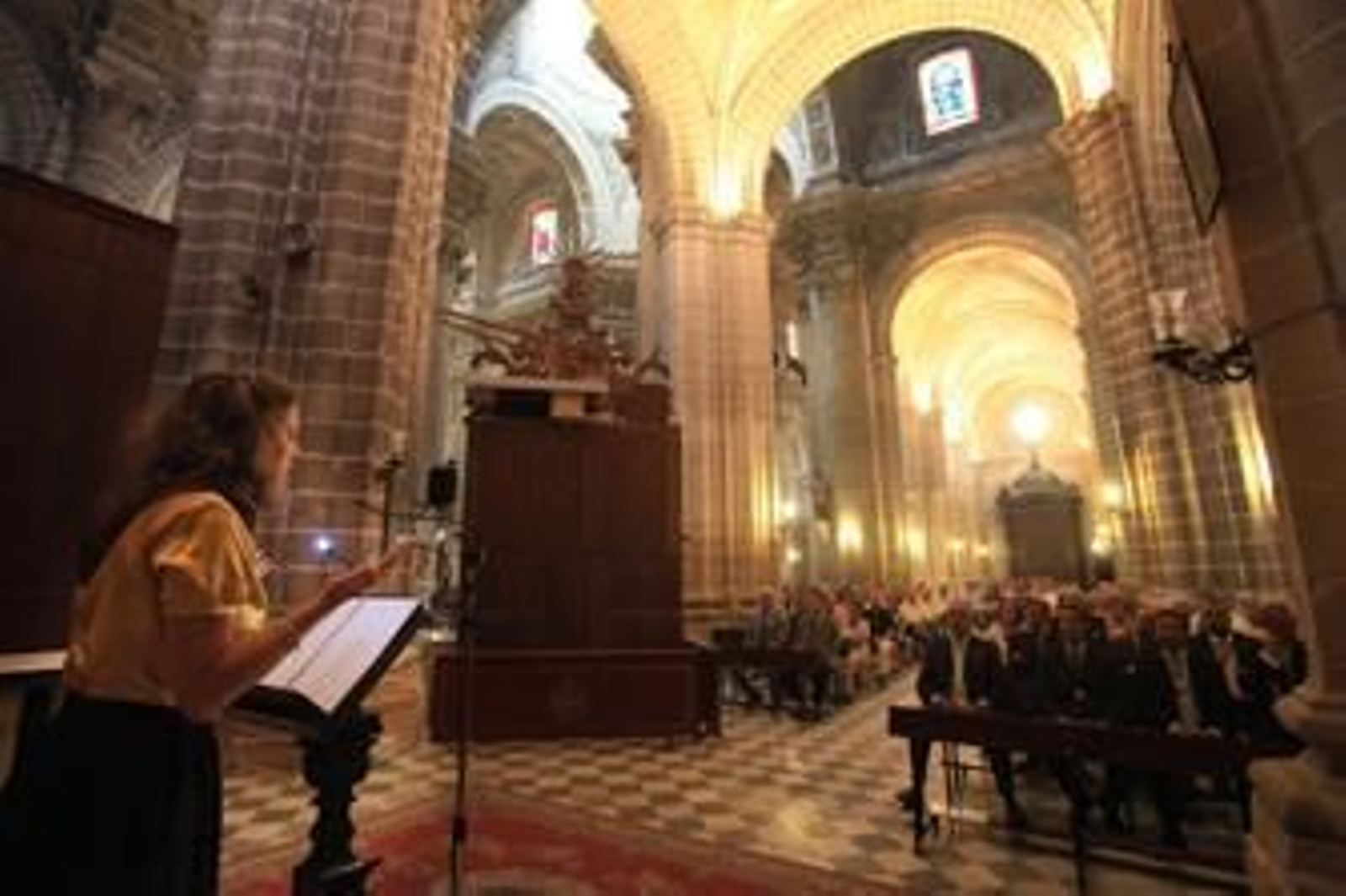 Un instante del acto celebrado ayer en la Catedral en la fiesta del Cristo de la Viga. /Vanesa Lobo