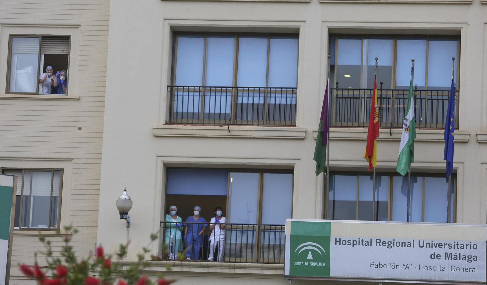 Coronavirus en Málaga: Aplausos que emocionan en el hospital Regional, en fotos