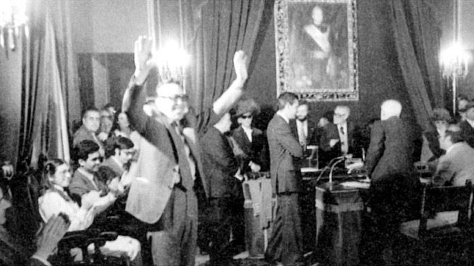 El nuevo alcalde, Camacho, saluda el primer pleno de la democracia