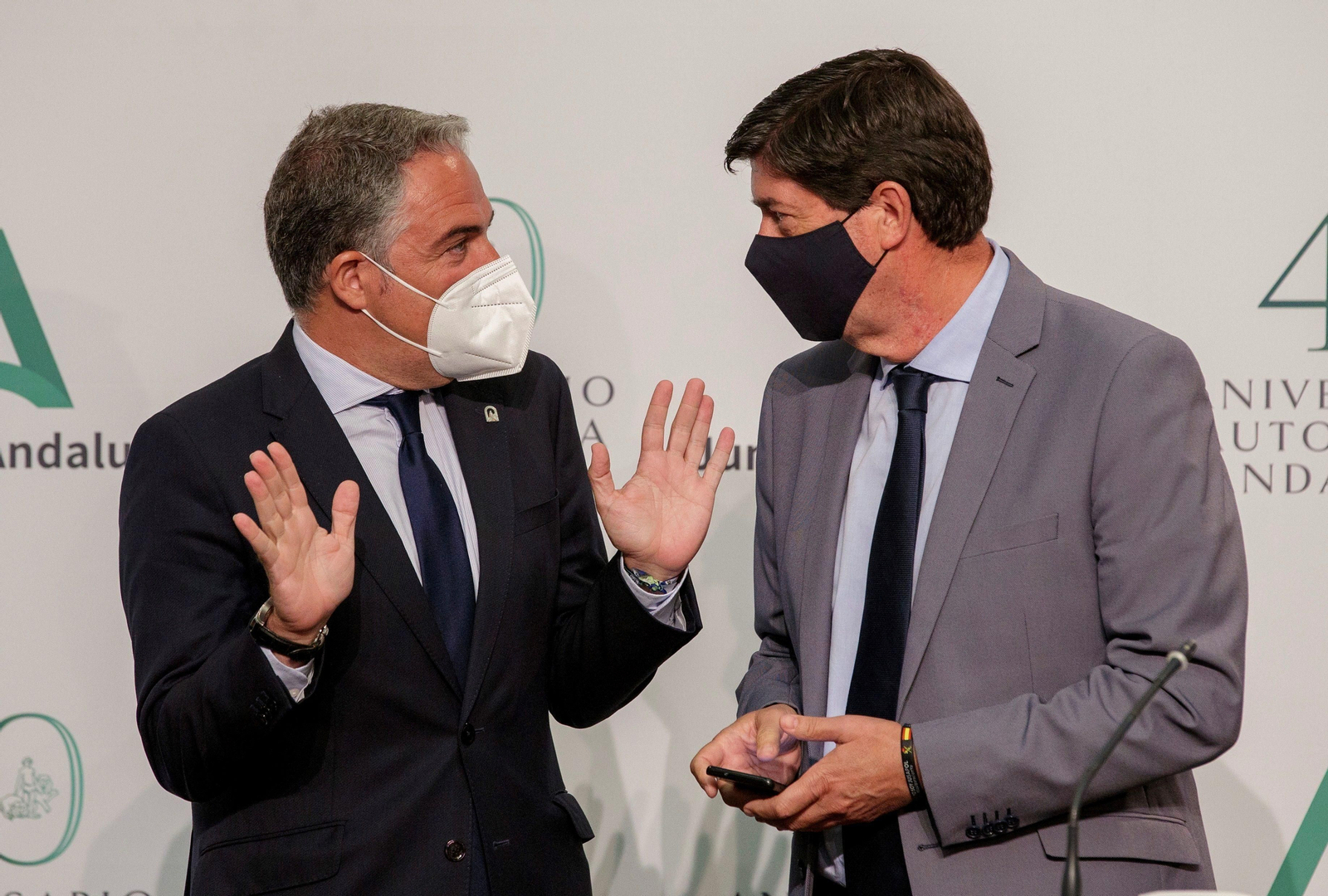 Elías Bendodo y Juan Marín, a su llegada a la comparecencia tras el Consejo de Gobierno.