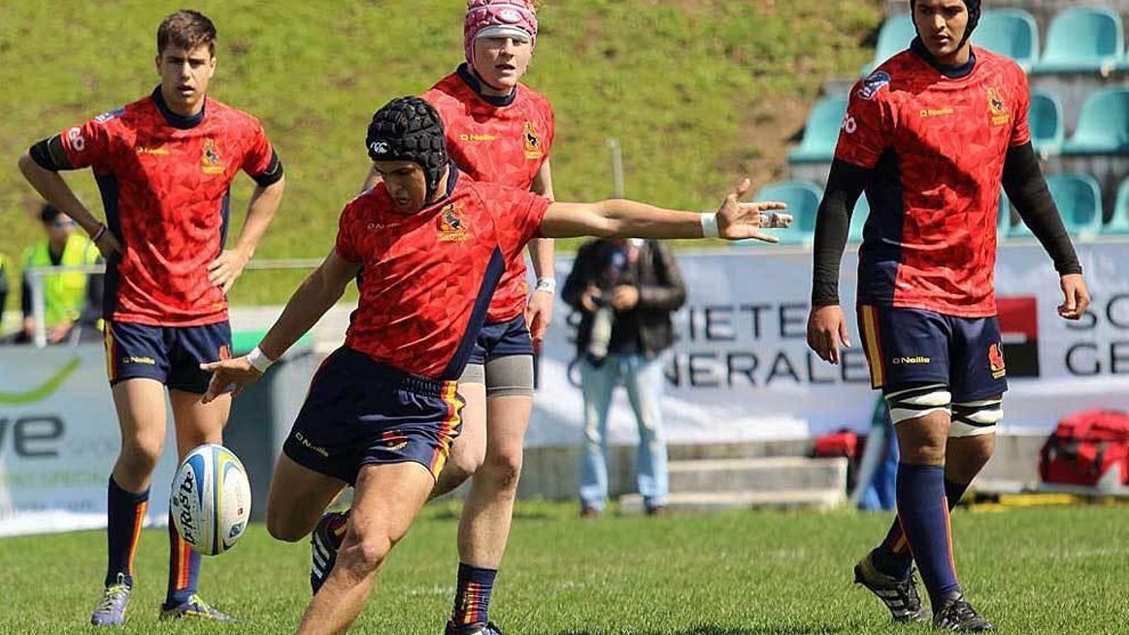 Tomás Munilla golpea la bola en un partido con España sub 18.