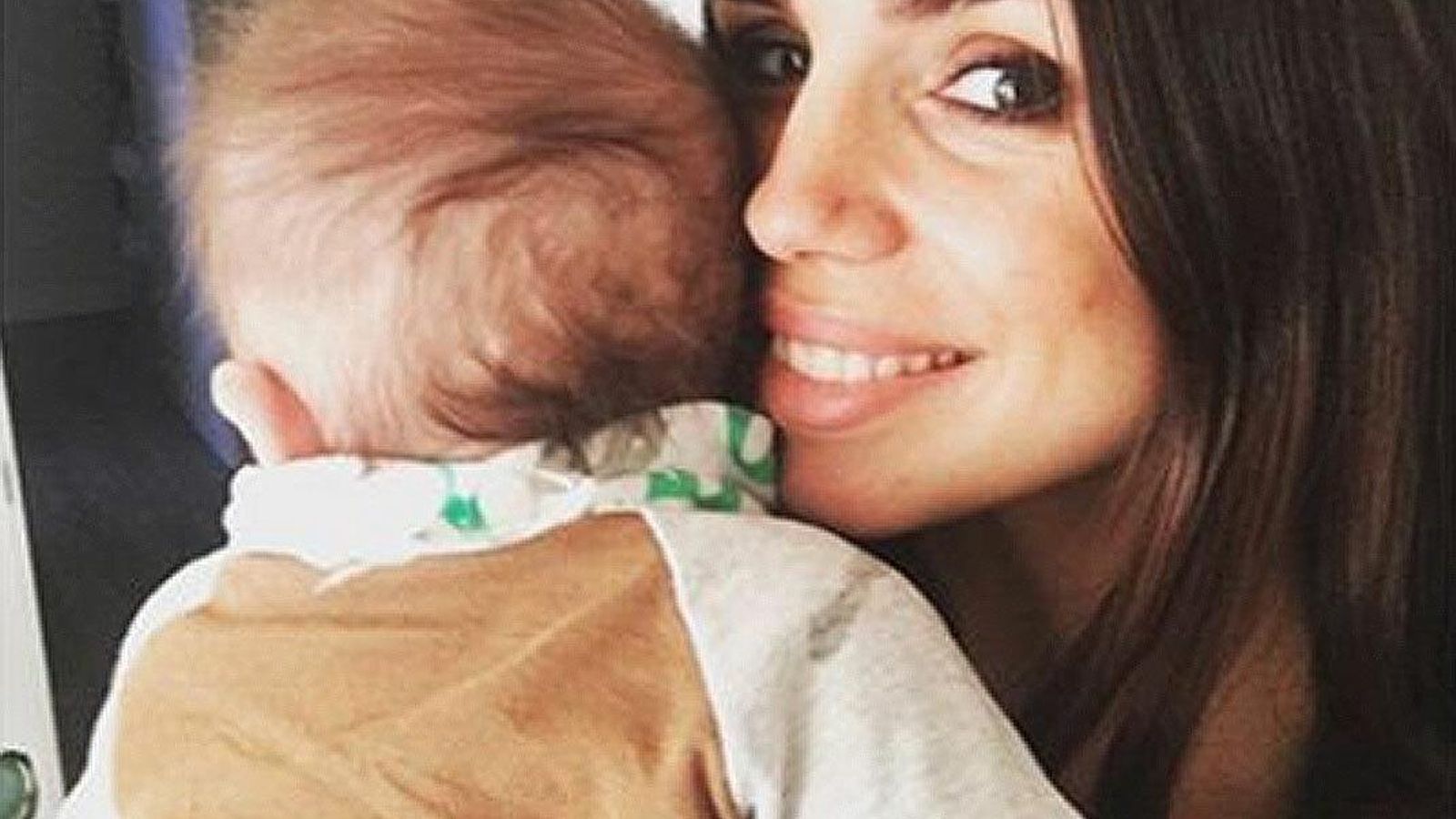 Con su bebé en brazos, en una imagen compartida en redes.