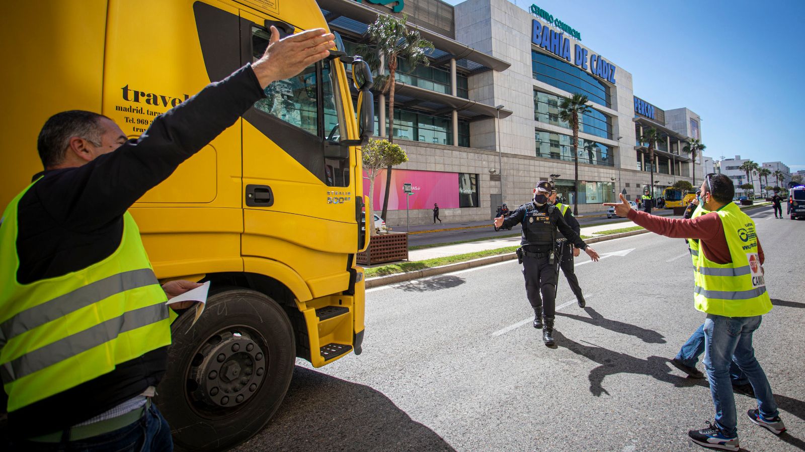 Instantánea de un pequeño incidente con un camión, a la salida de la marcha.