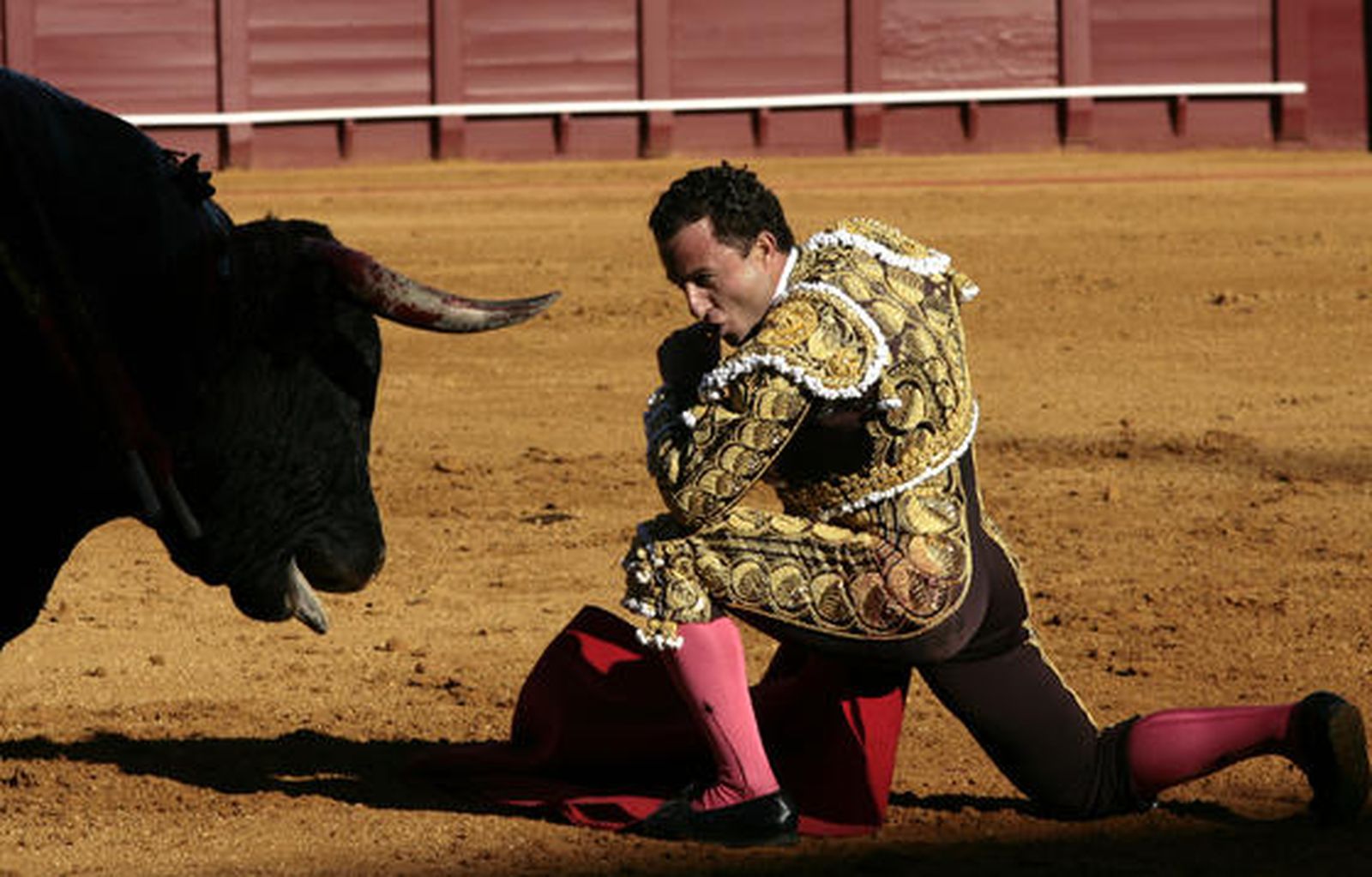 Auténtico desplante de Rafaelillo, tras jugarse la vida con el segundo astado del festejo.

Foto: Juan Carlos Muñoz