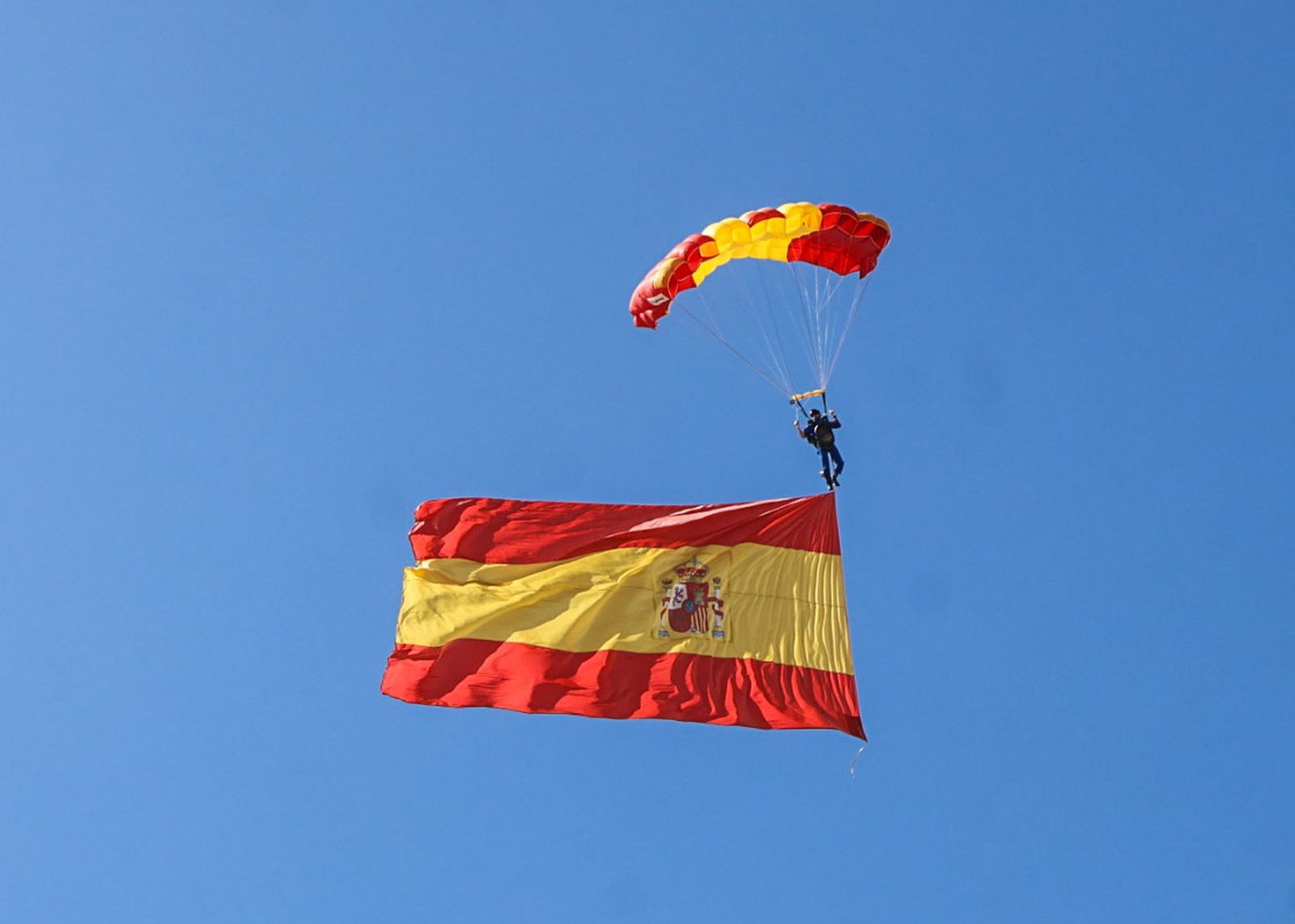Fotografías de la exhibición aérea de la Patrulla Acrobática de Paracaidismo del Ejército del Aire 'Papea' y de la Patrulla Acrobática de Helicópteros 'ASPA'  en los actos de homenaje al centenario del Plus Ultra presidido por S.M. el Rey Felipe VI