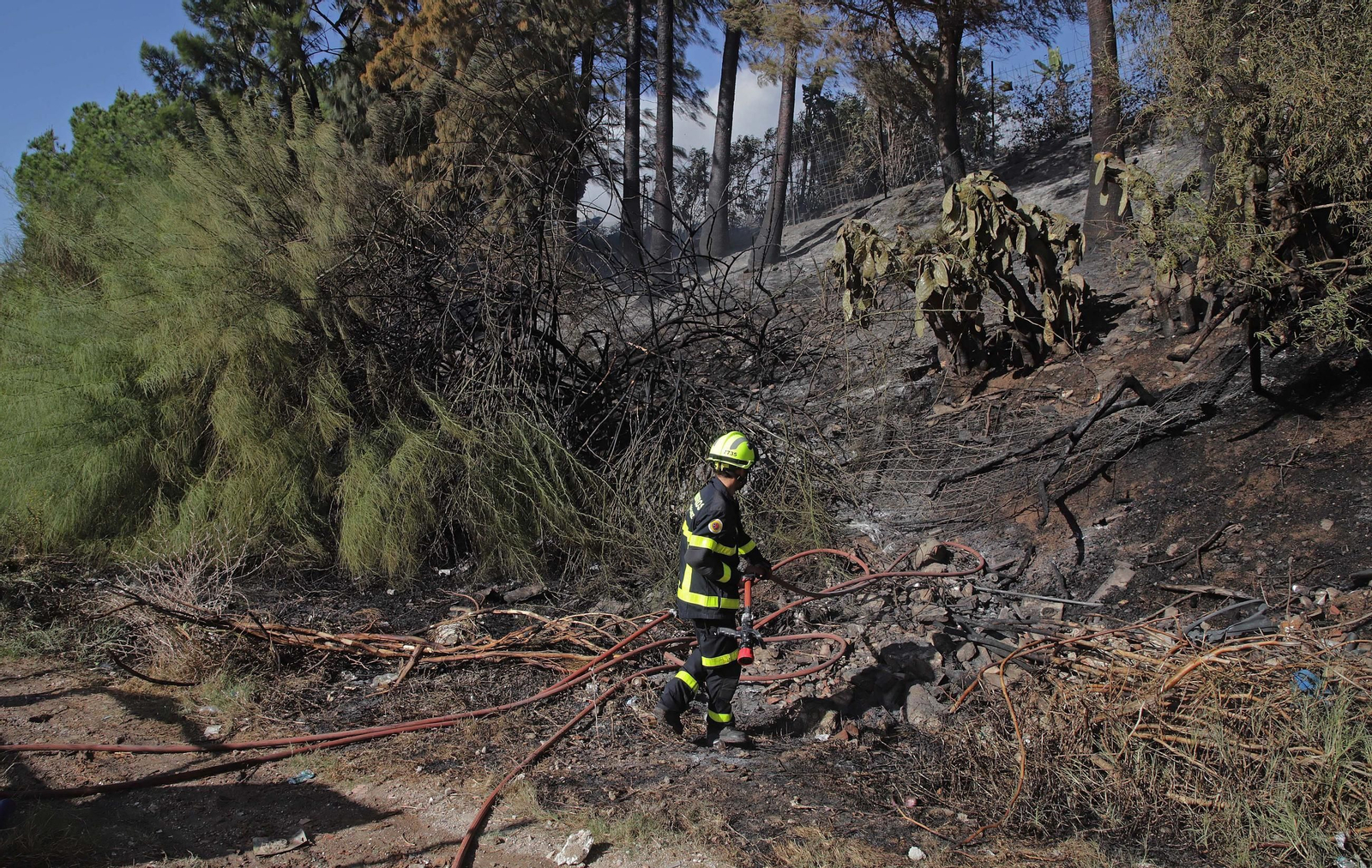 Fotos del incendio cercano al Bahía Park en la calle Sardina de Algeciras