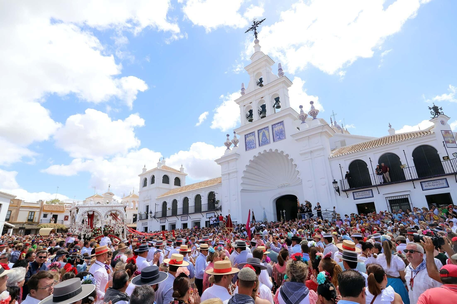 Imágenes del ambiente El Rocío y en Casas de Hermandades