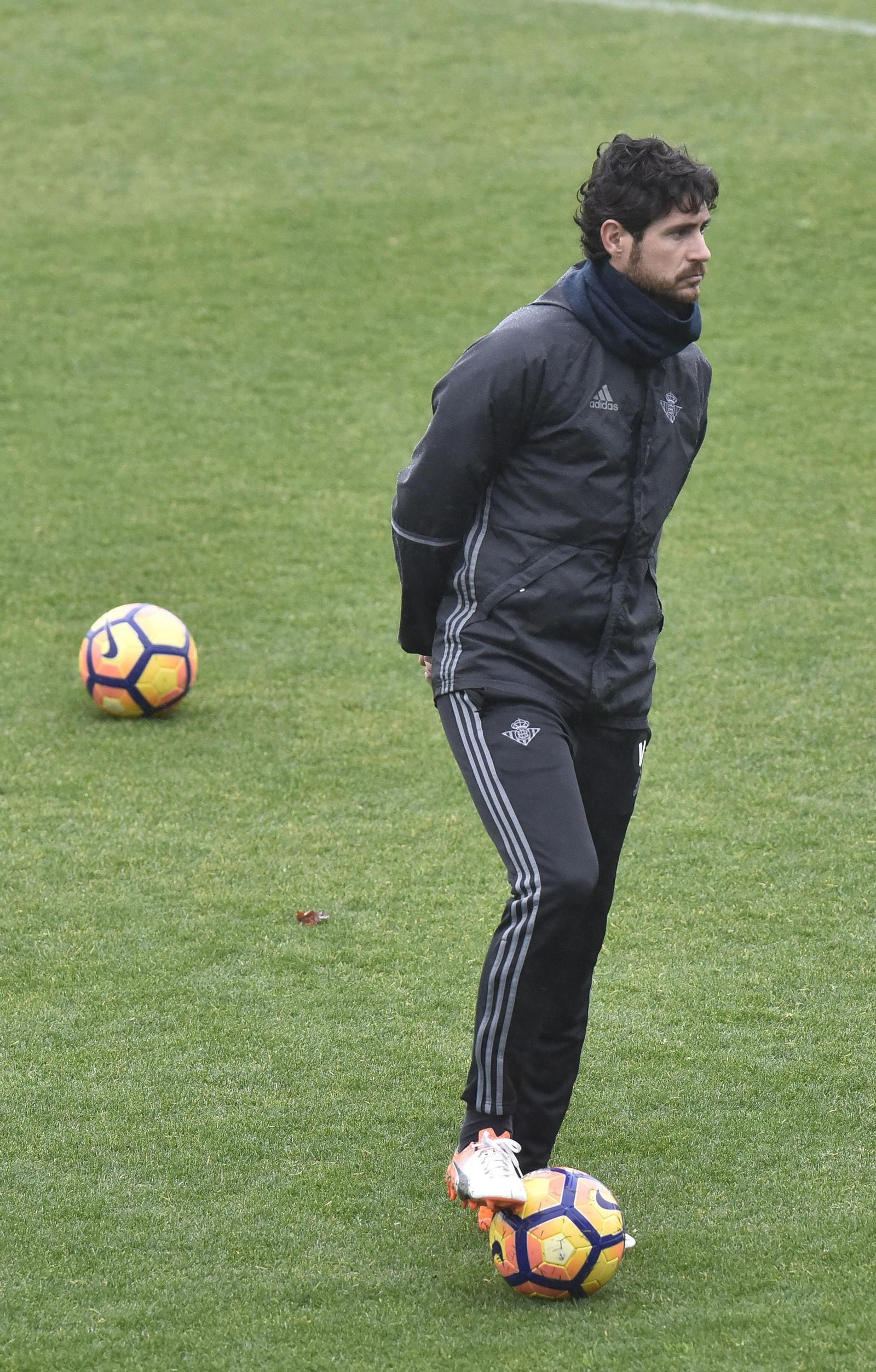 Víctor pisa el balón mientras observa a sus jugadores en un entrenamiento en la ciudad deportiva.