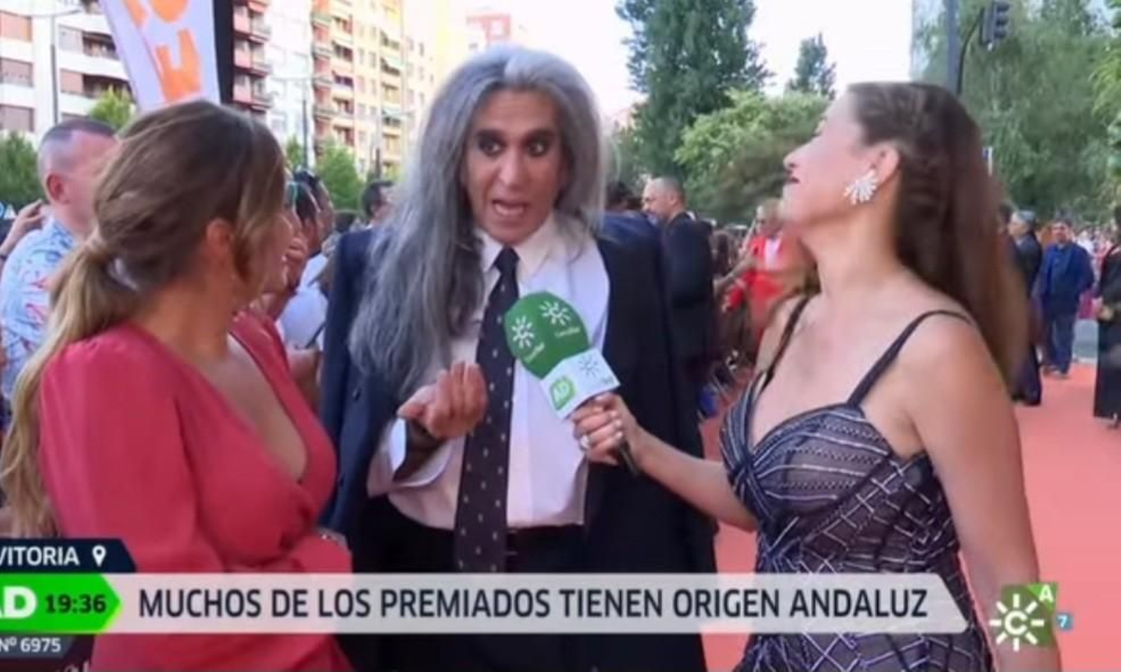 Mario Vaquerizo ante los micrófonos de 'Andalucía Directo' en la alfombra naranja del FesTVal con Teresa Núñez y Marina Romero